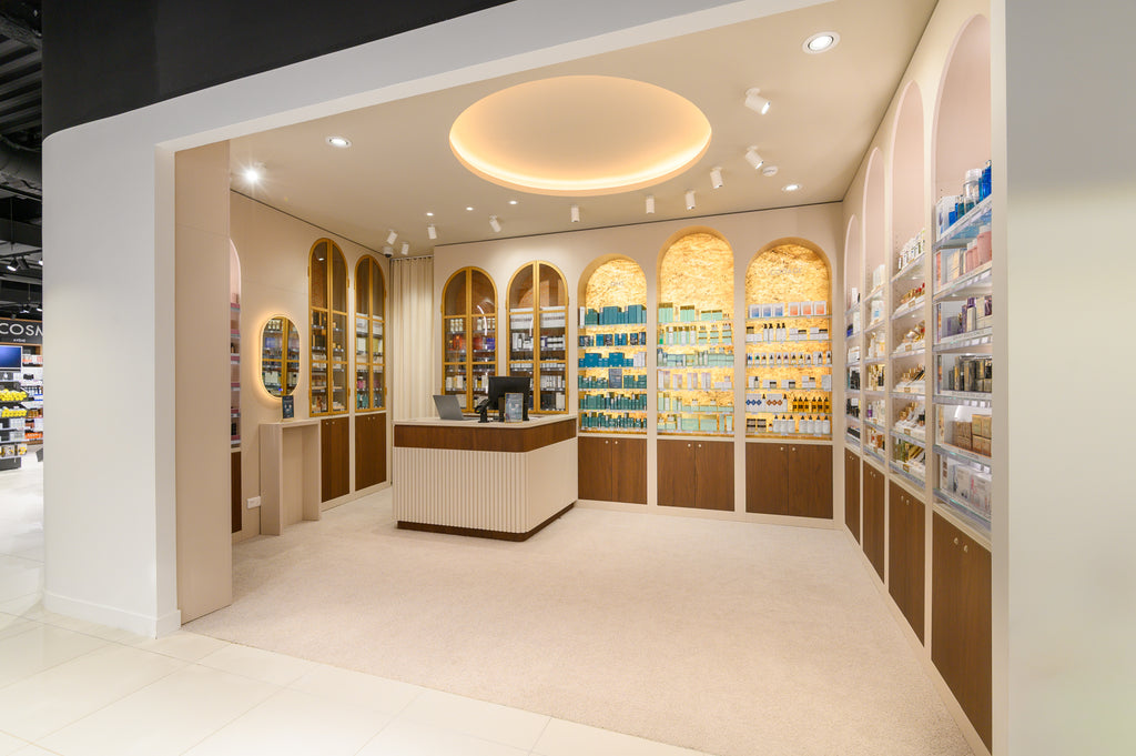 Rideaux Wave blancs doublés sur mesure pour un espace luxe en pharmacie à Paris. 