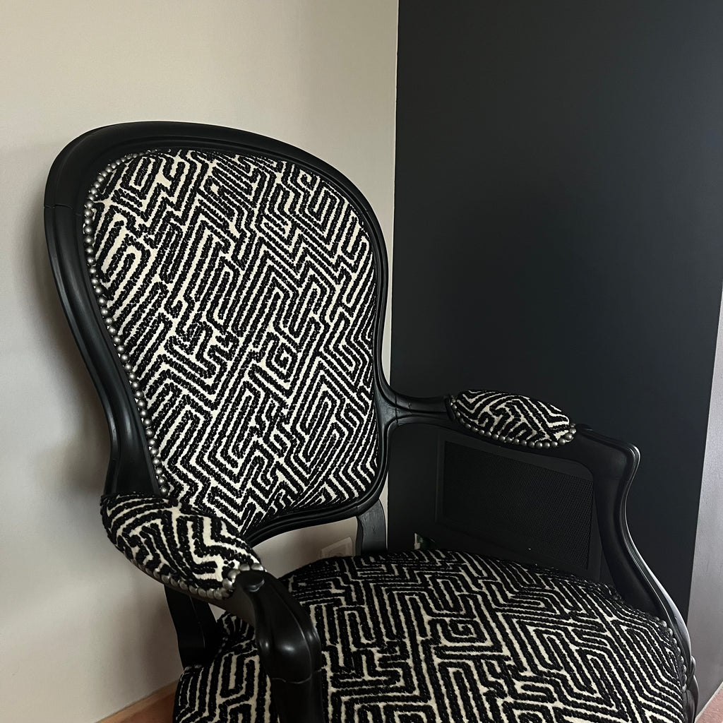 Réfection complète d’un fauteuil cabriolet Louis XVI – Travail en traditionnel