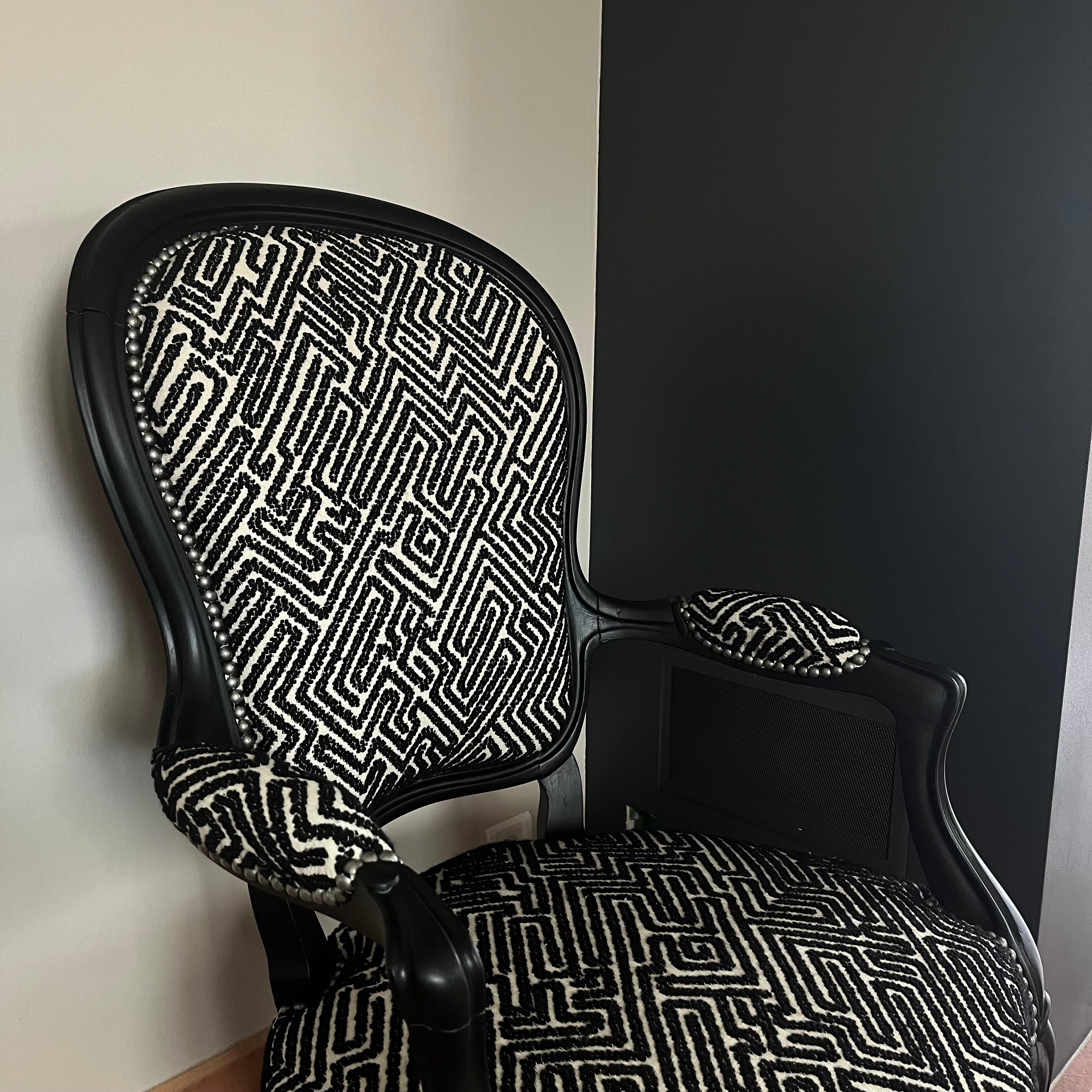 Réfection complète d’un fauteuil cabriolet Louis XVI – Travail en traditionnel