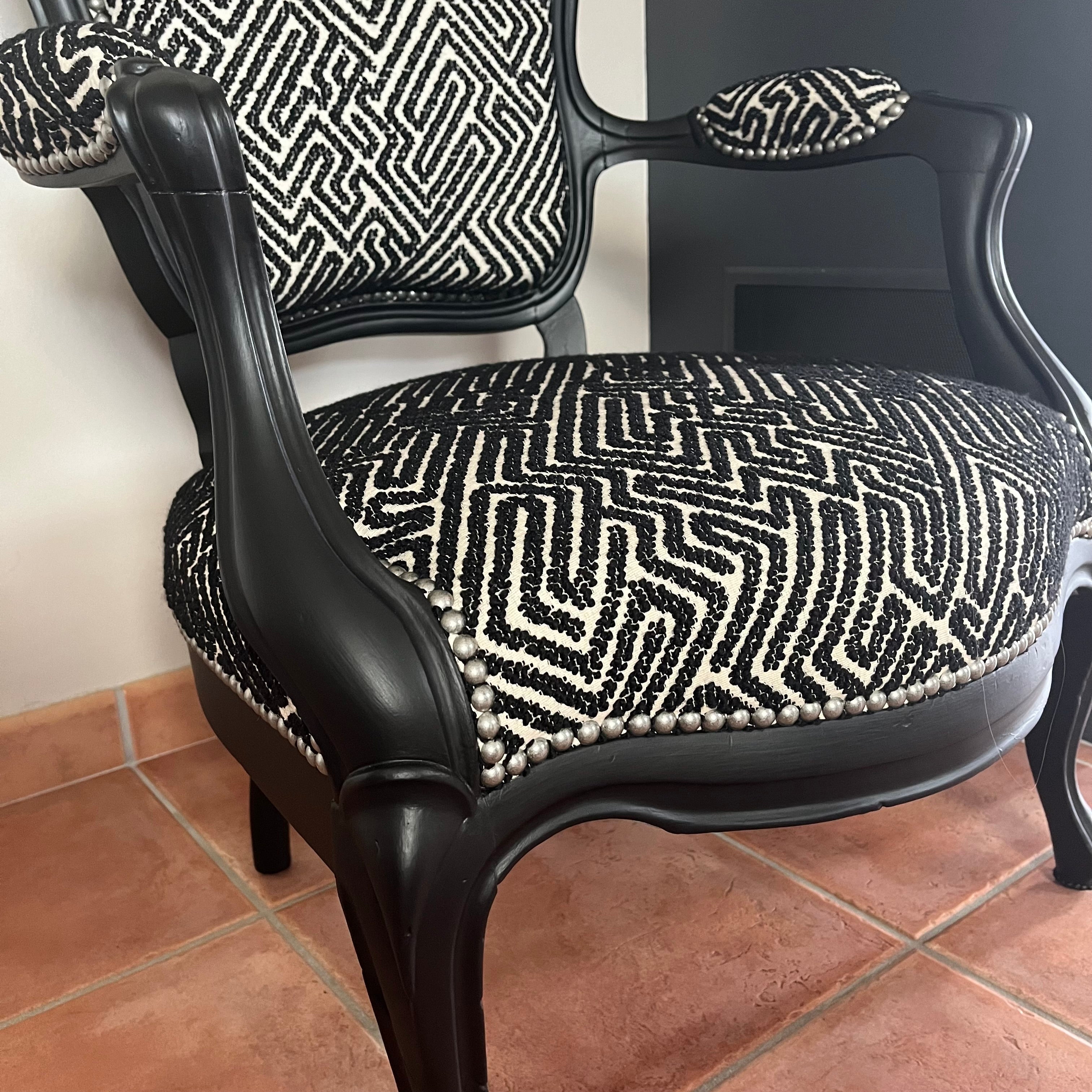 Réfection complète d’un fauteuil cabriolet Louis XVI – Travail en traditionnel