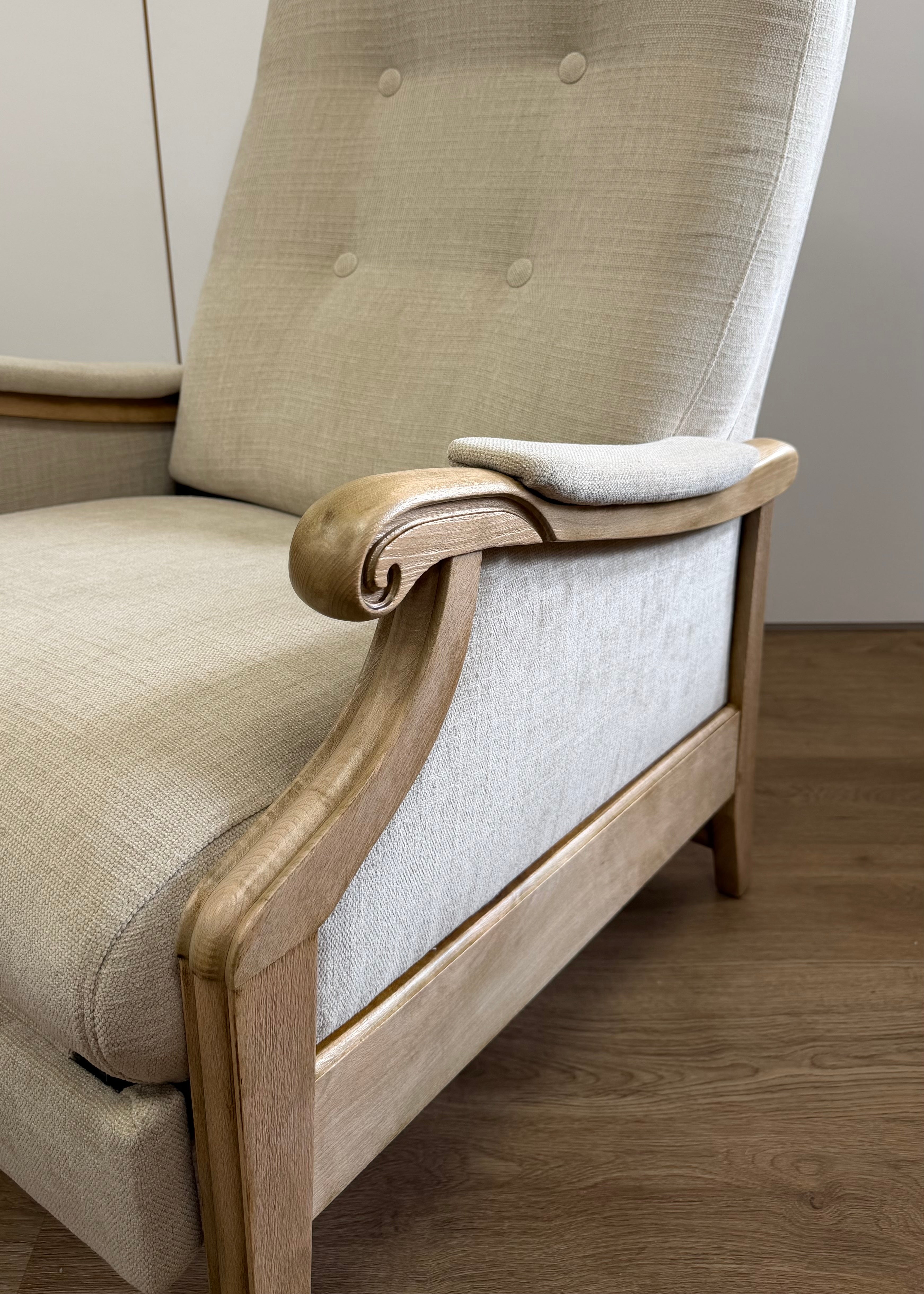 Rénovation de fauteuil relax : sablage du bois et réfection en tissu