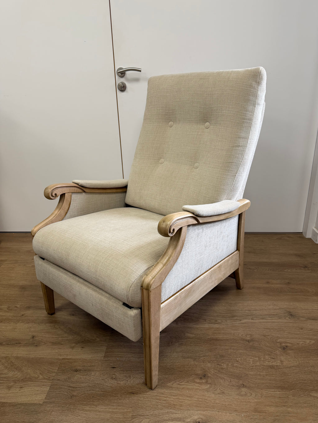 Rénovation de fauteuil relax : sablage du bois et réfection en tissu