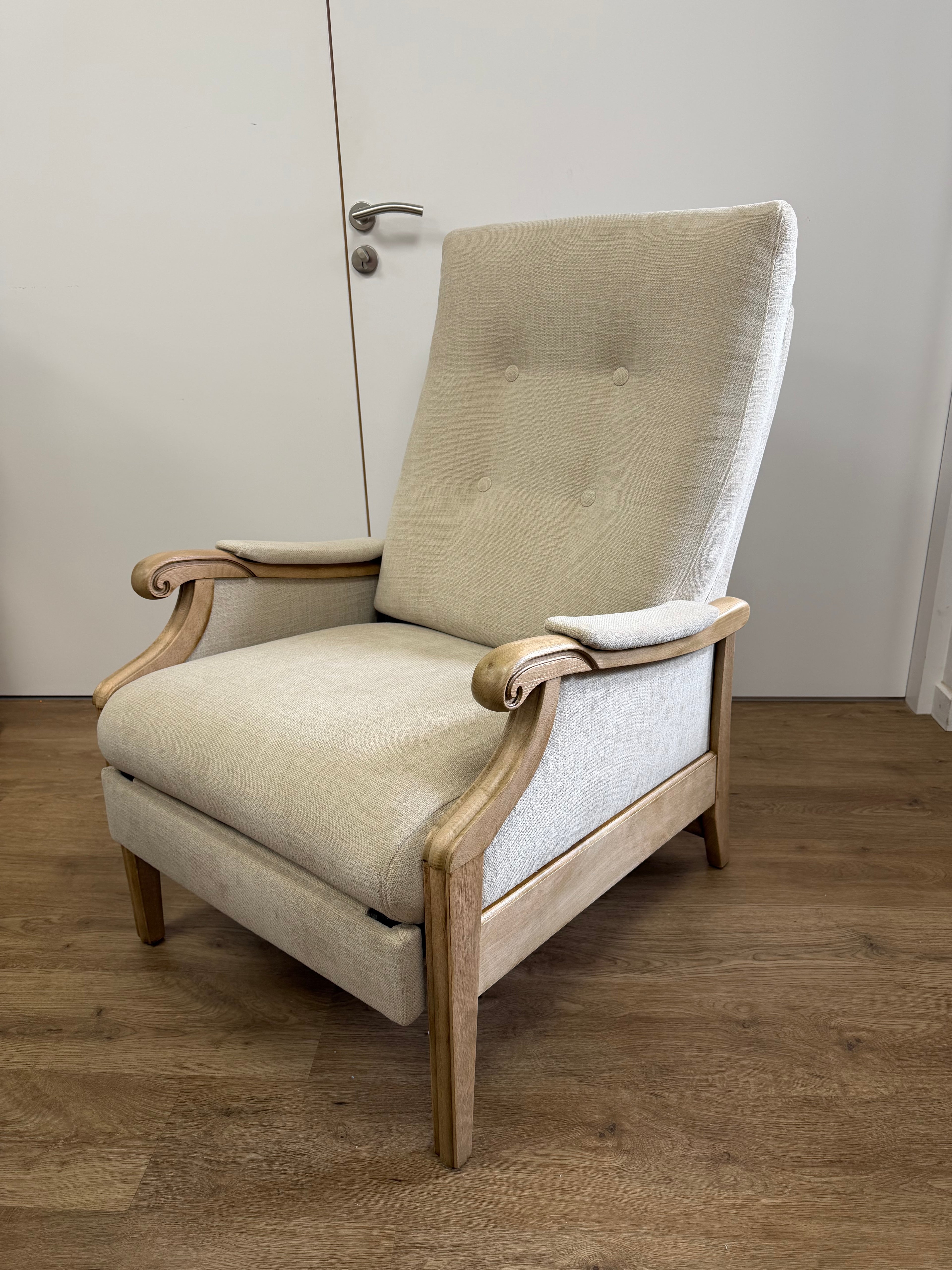 Rénovation de fauteuil relax : sablage du bois et réfection en tissu