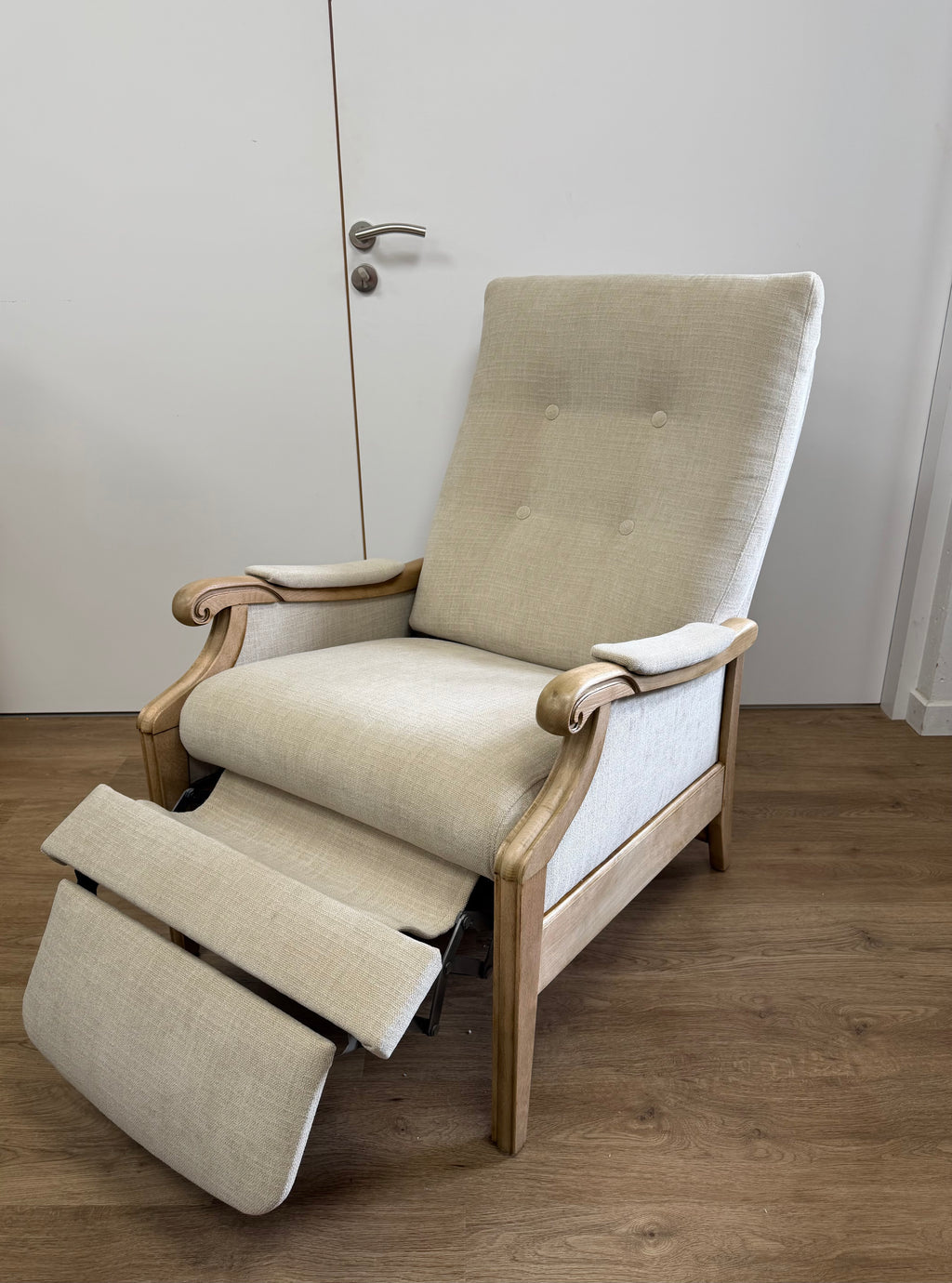 Rénovation de fauteuil relax : sablage du bois et réfection en tissu