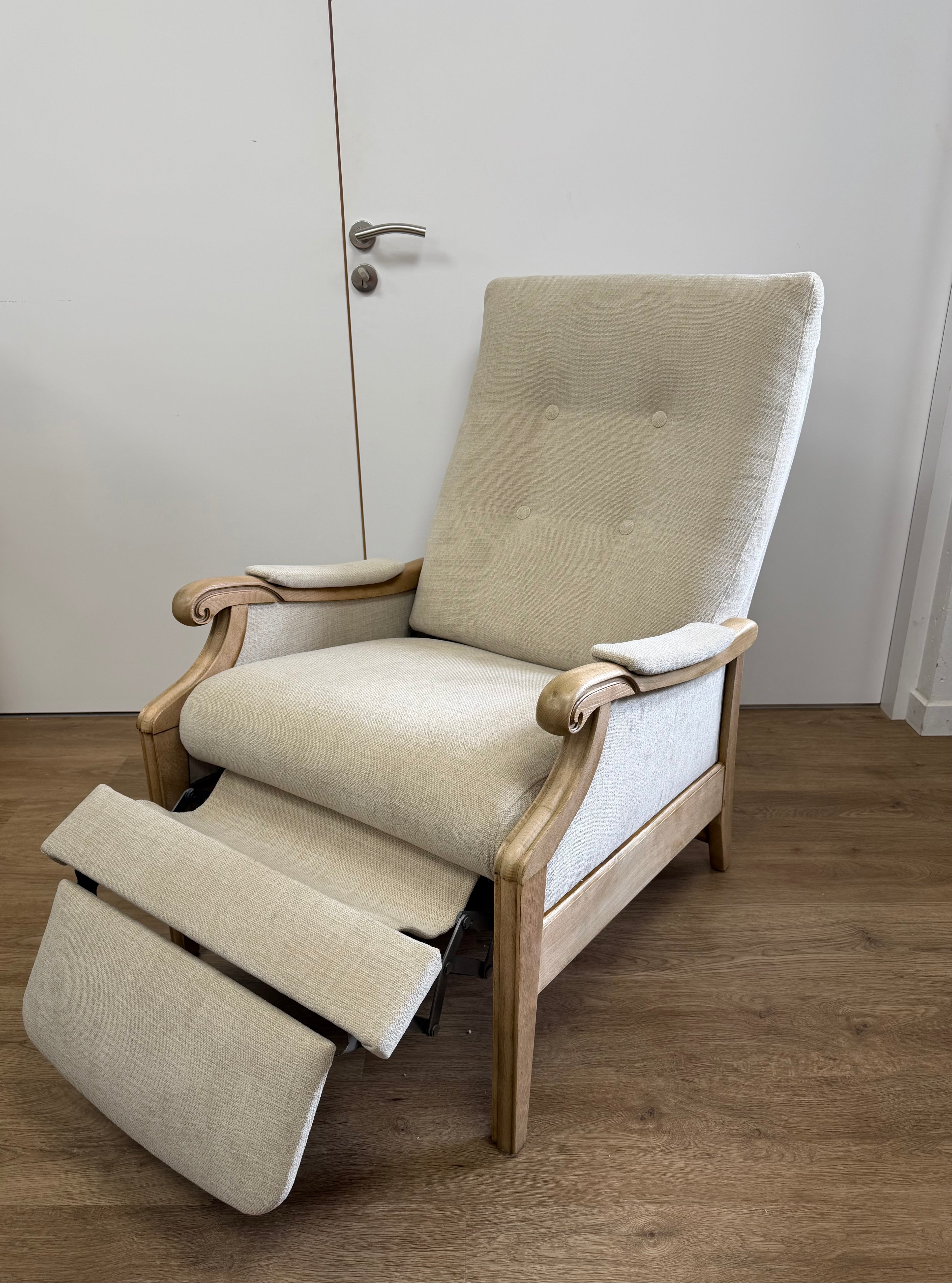 Rénovation de fauteuil relax : sablage du bois et réfection en tissu
