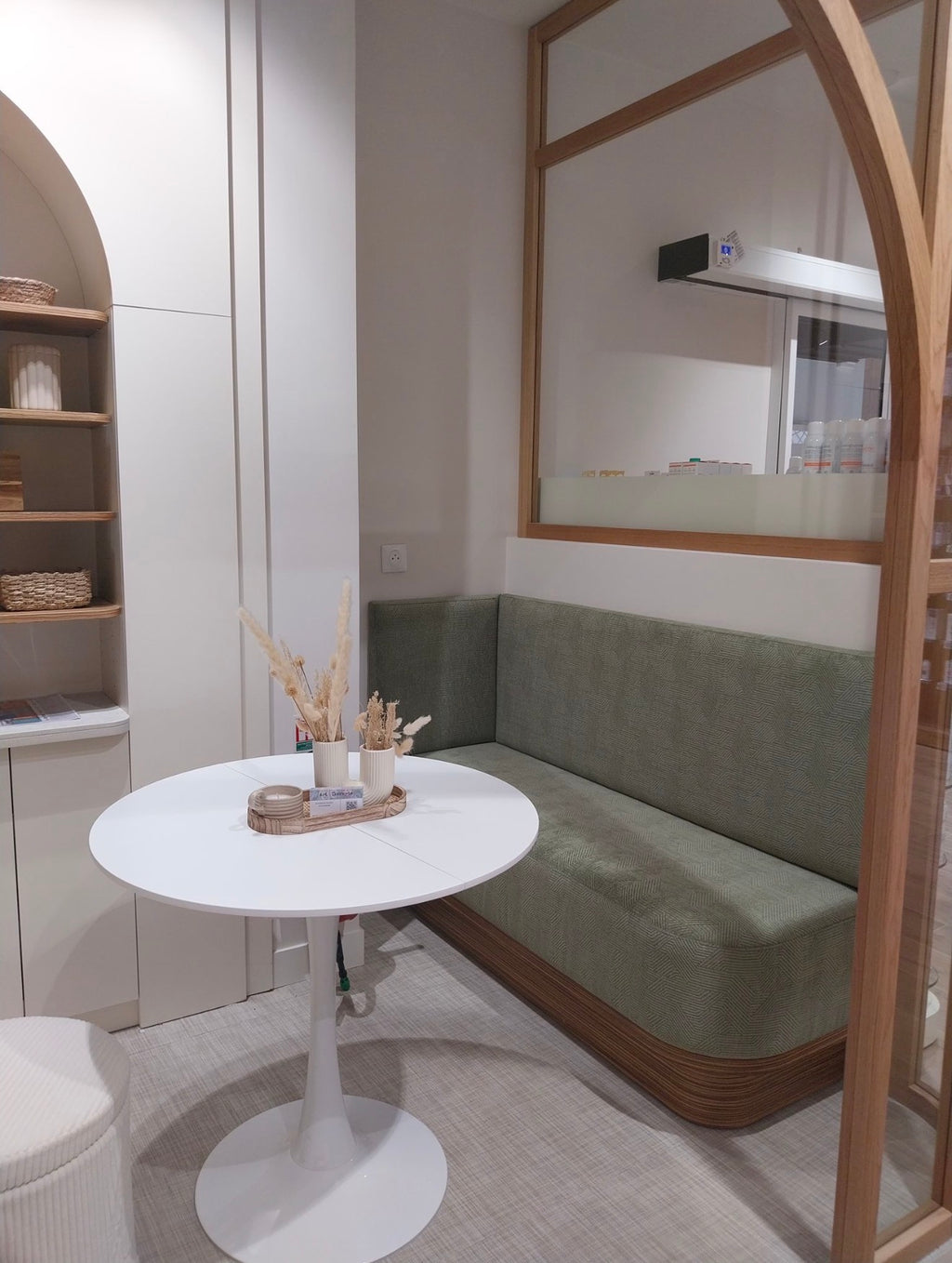 Banquette sur mesure dans une verrière en bois – aménagement d’un espace d’accueil élégant dans une pharmacie à Paris 