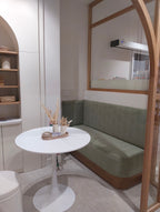 Banquette sur mesure dans une verrière en bois – aménagement d’un espace d’accueil élégant dans une pharmacie à Paris 