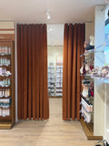 Rideaux Wave sur mesure pour une pharmacie à Paris – Velours terracotta doublé