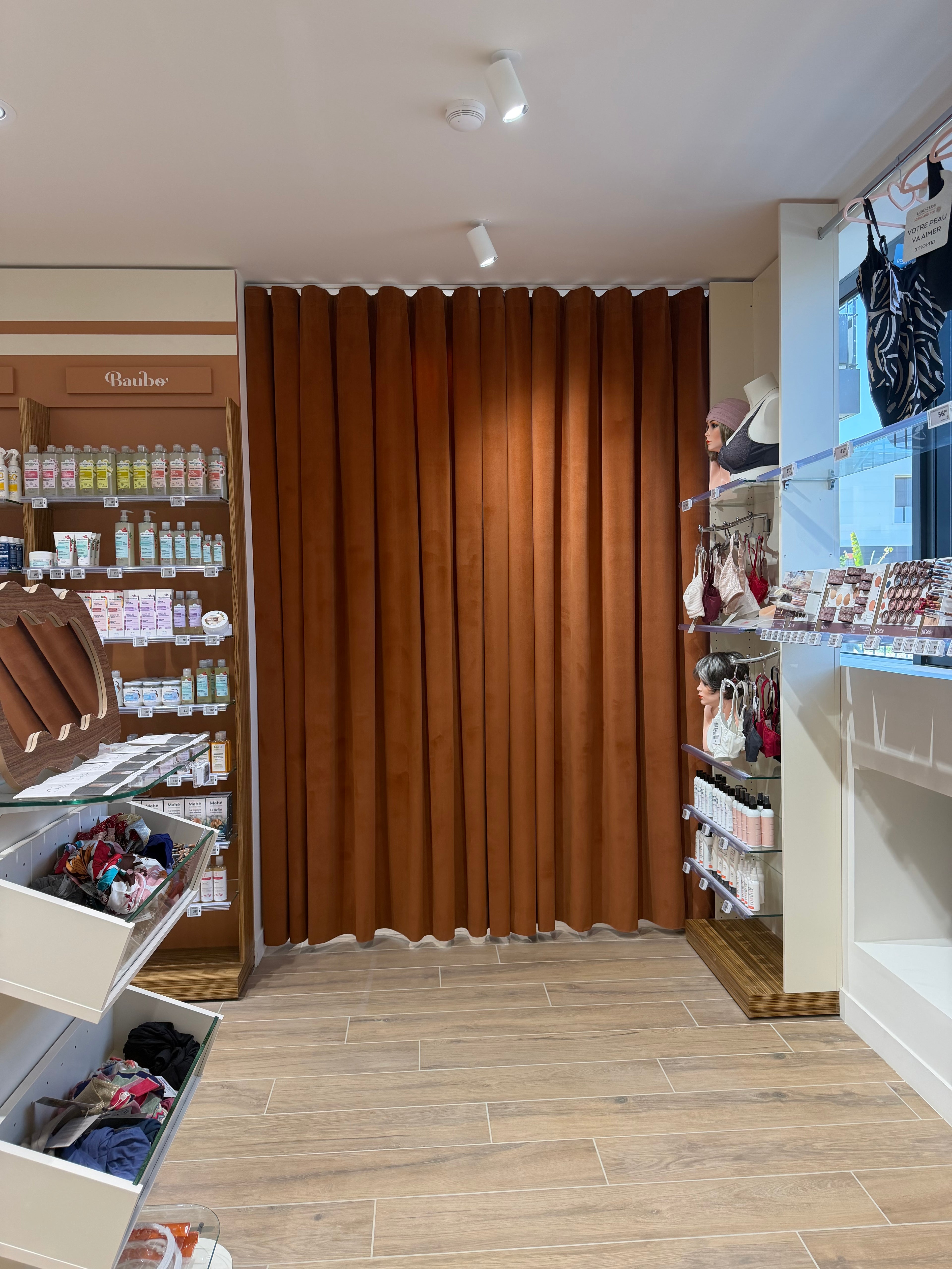 Rideaux Wave sur mesure pour une pharmacie à Paris – Velours terracotta doublé