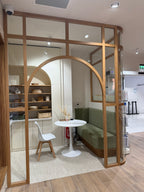 Banquette sur mesure dans une verrière en bois – aménagement d’un espace d’accueil élégant dans une pharmacie à Paris 