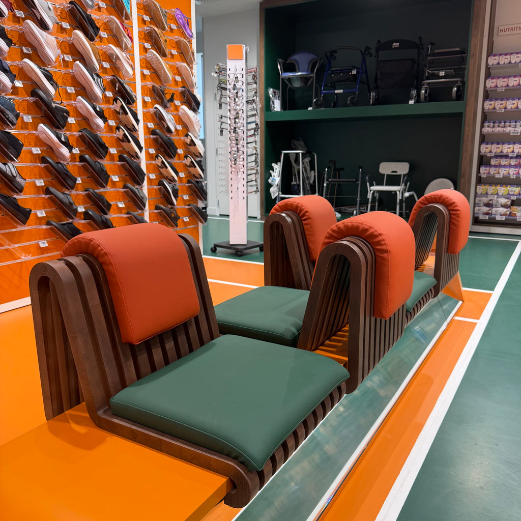 Banc d’essayage sur mesure pour pharmacie à Paris – assise design en simili cuir. 