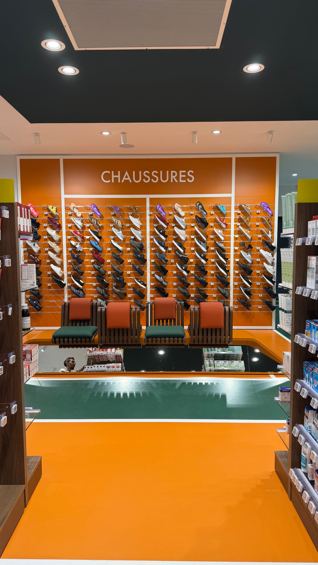 Banc d’essayage sur mesure pour pharmacie à Paris – assise design en simili cuir. 
