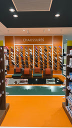 Banc d’essayage sur mesure pour pharmacie à Paris – assise design en simili cuir. 