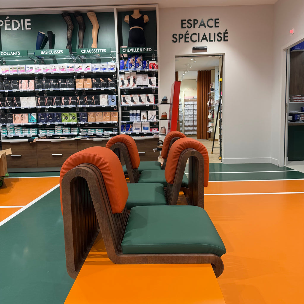 Banc d’essayage sur mesure pour pharmacie à Paris – assise design en simili cuir. 