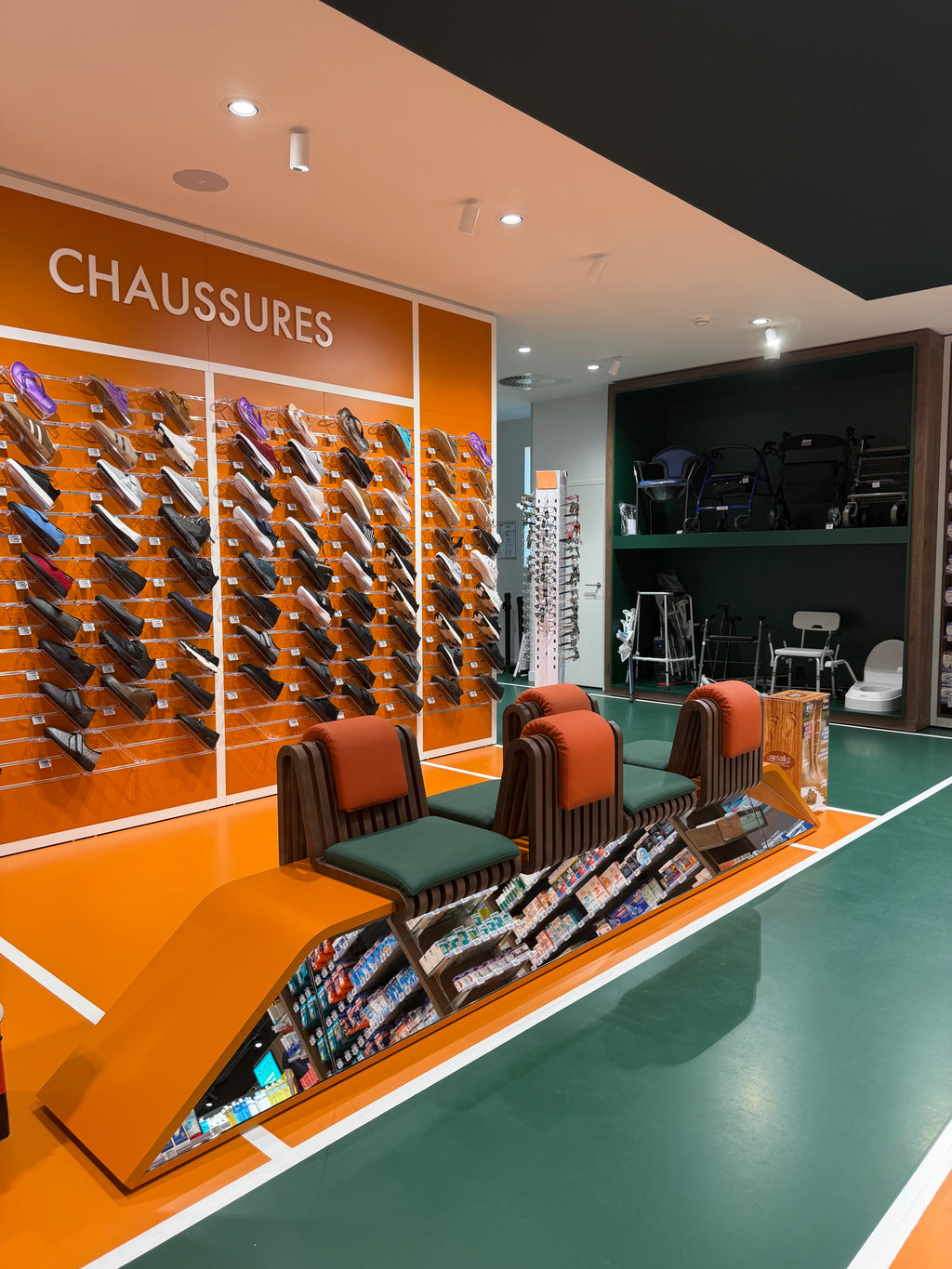 Banc d’essayage sur mesure pour pharmacie à Paris – assise design en simili cuir. 