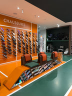 Banc d’essayage sur mesure pour pharmacie à Paris – assise design en simili cuir. 