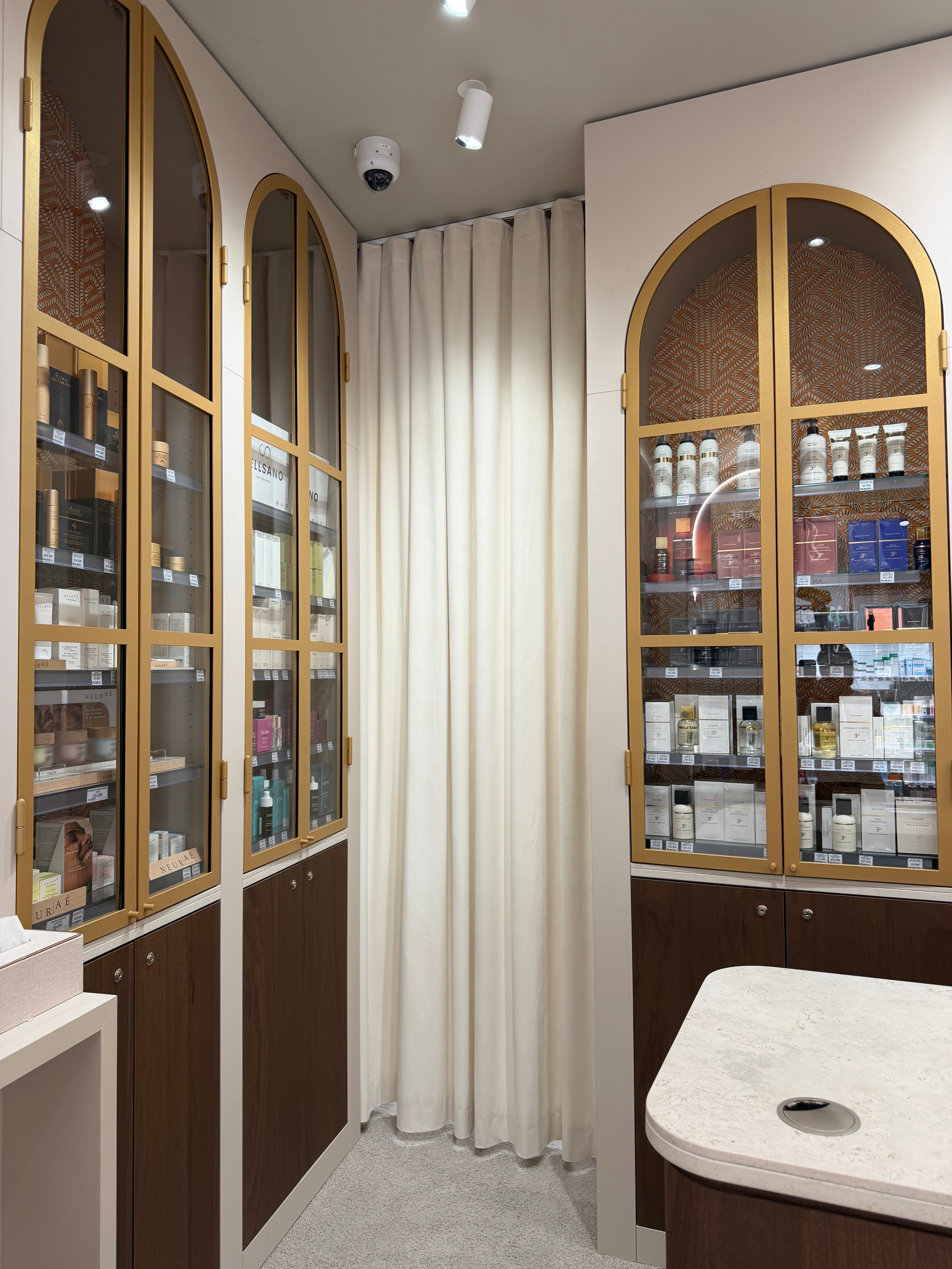 Rideaux Wave blancs doublés sur mesure pour un espace luxe en pharmacie à Paris. 