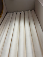 Rideaux Wave blancs doublés sur mesure pour un espace luxe en pharmacie à Paris. 