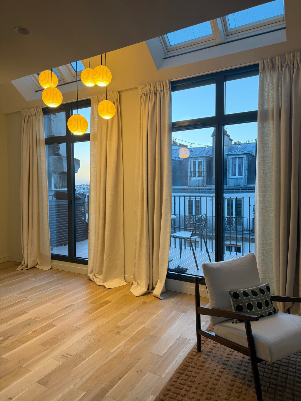 Rideaux sur mesure Paris – Tissu Dedar, tête flamande et pose sur rail plafond