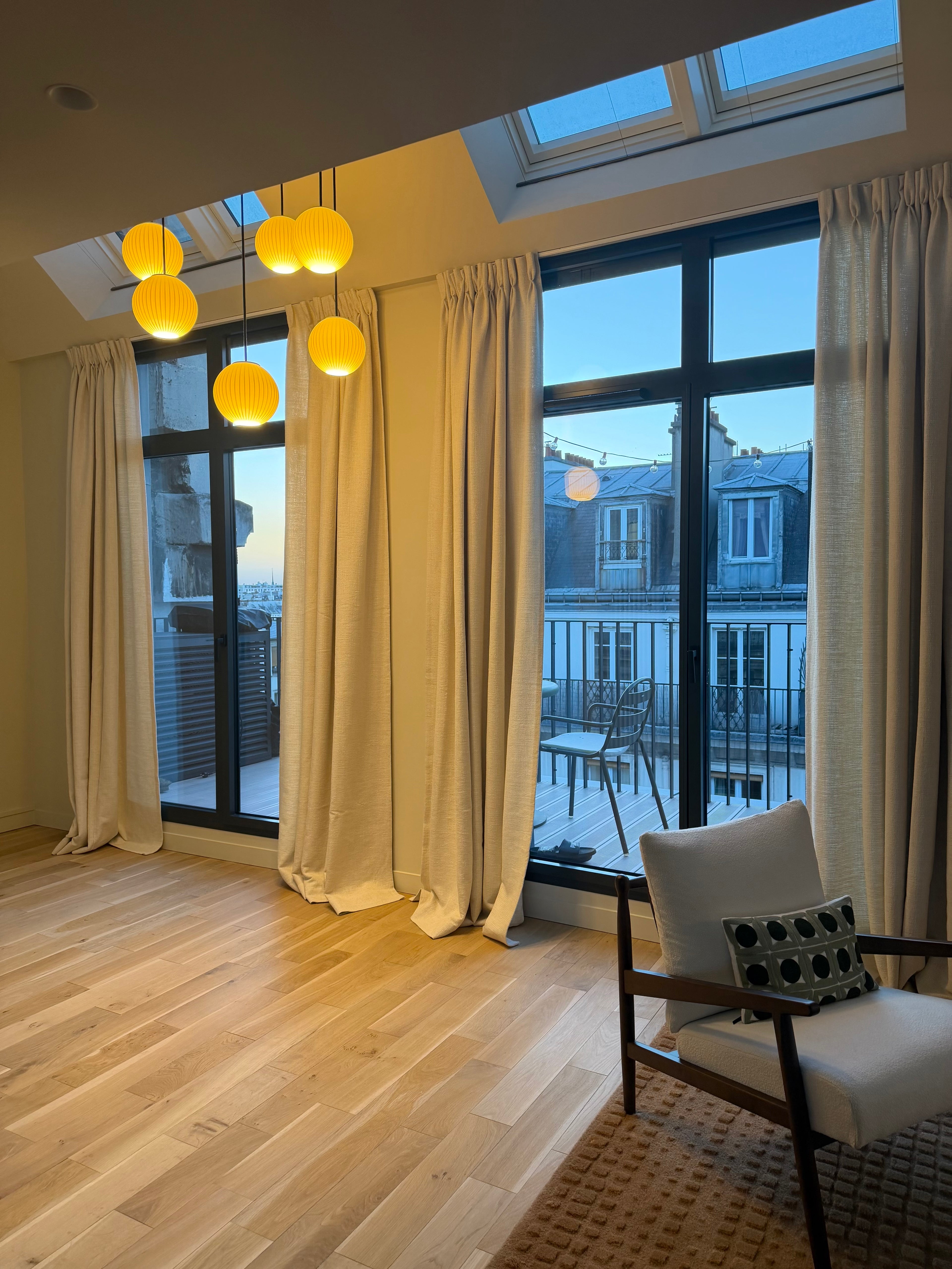 Rideaux sur mesure Paris – Tissu Dedar, tête flamande et pose sur rail plafond