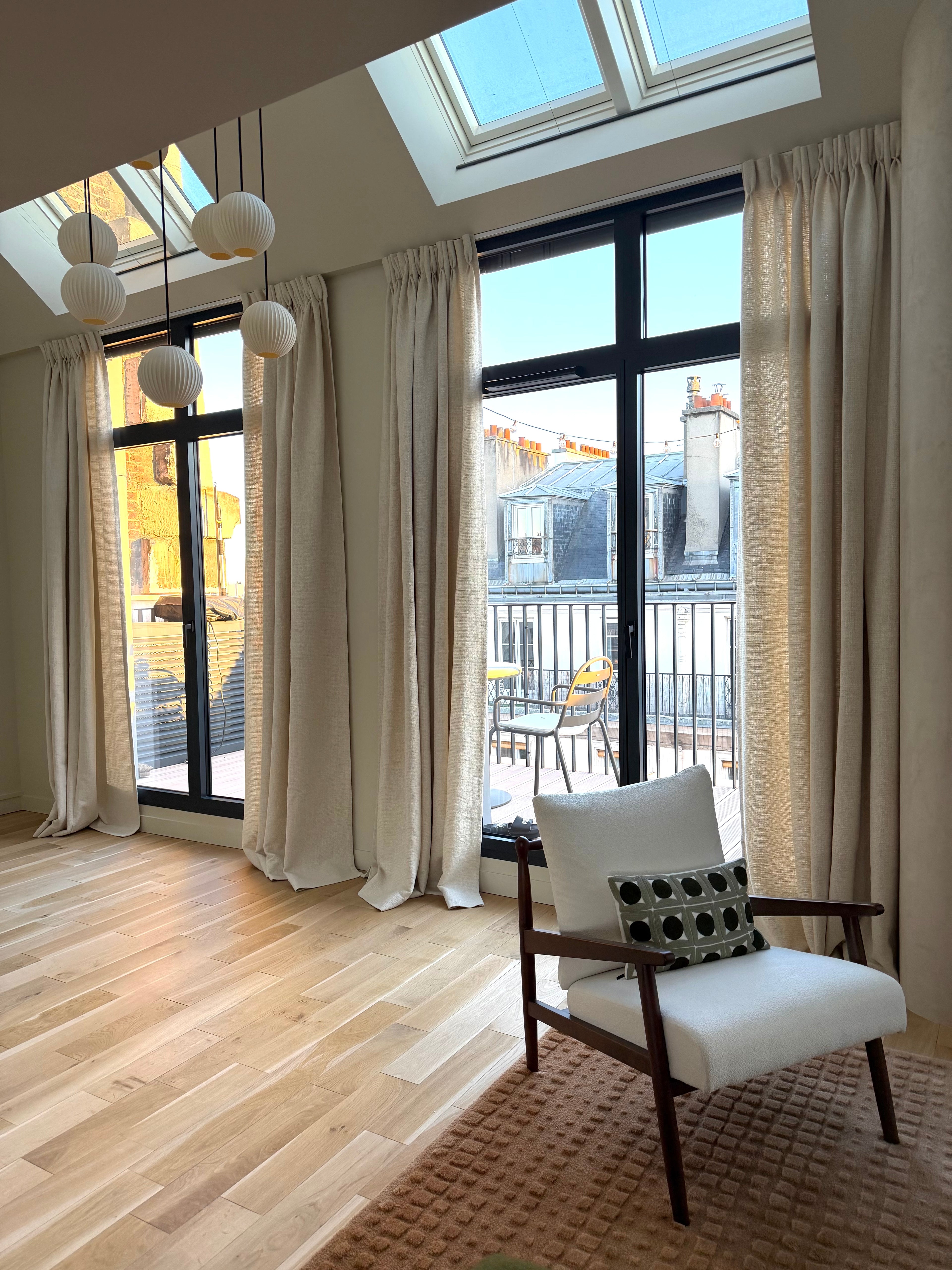 Rideaux sur mesure Paris – Tissu Dedar, tête flamande et pose sur rail plafond