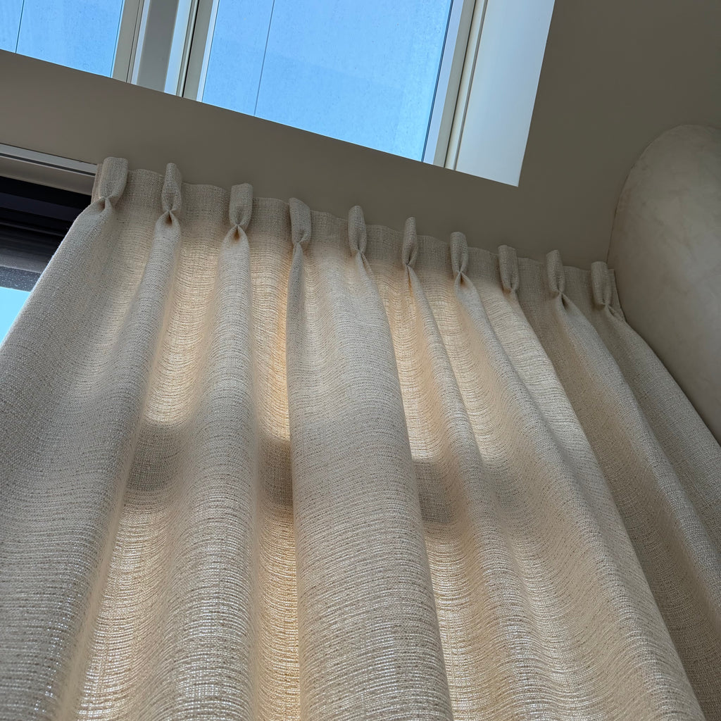 Rideaux sur mesure Paris – Tissu Dedar, tête flamande et pose sur rail plafond