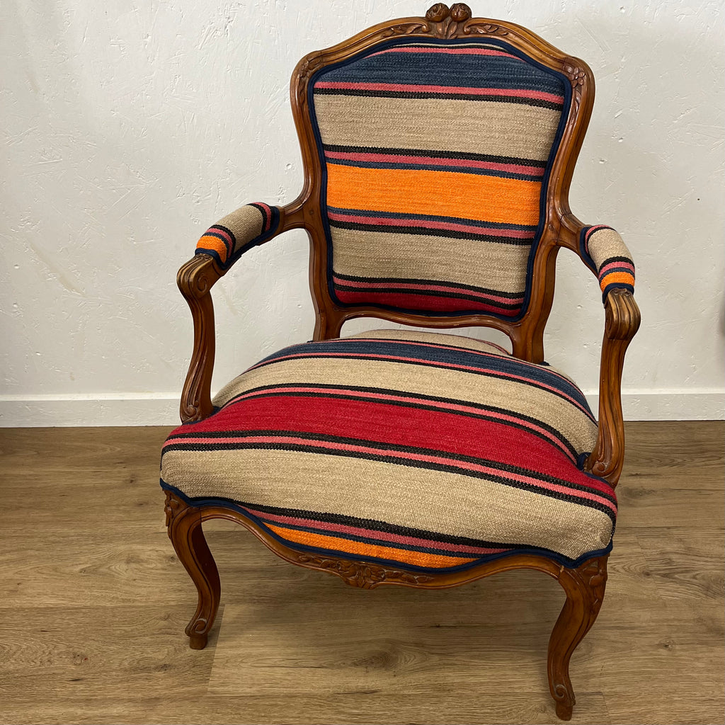 Réfection du tissu d’un fauteuil cabriolet Louis XVI – Rénovation artisanale et  sur-mesure