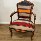 Réfection du tissu d’un fauteuil cabriolet Louis XVI – Rénovation artisanale et  sur-mesure