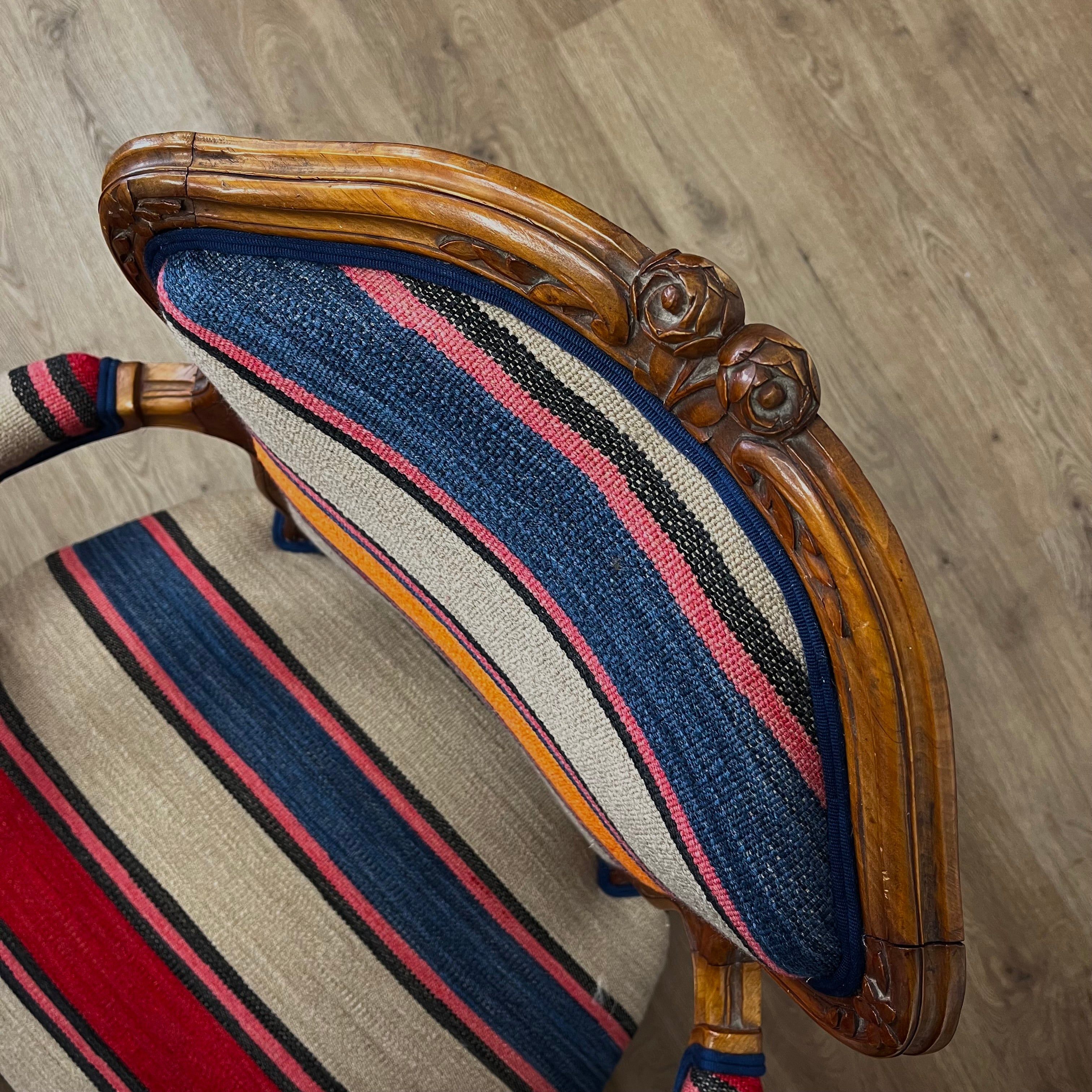 Réfection du tissu d’un fauteuil cabriolet Louis XVI – Rénovation artisanale et  sur-mesure