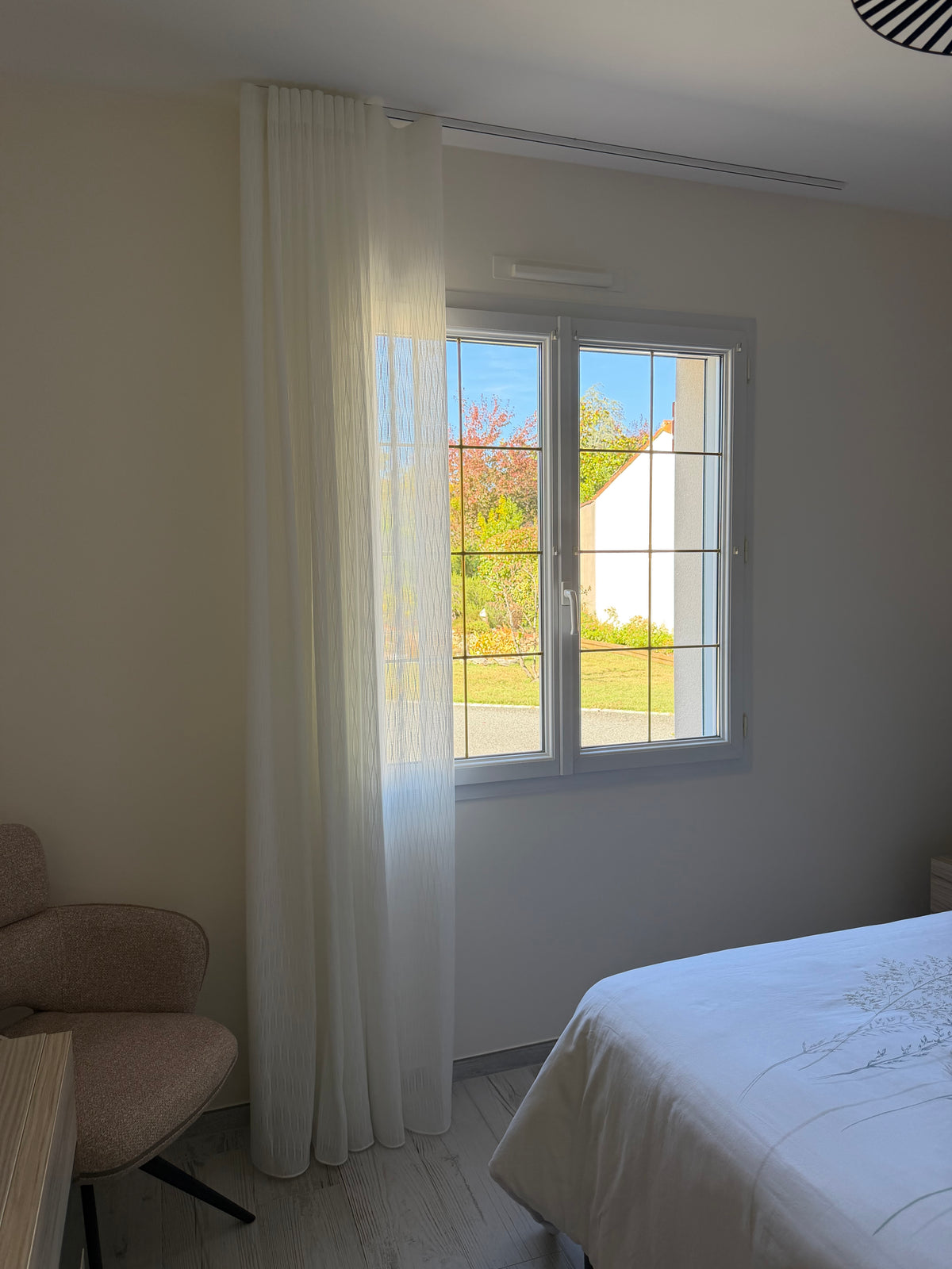 Voilage sur mesure – Rideau Wave sur rail plafond avec tissu Ado