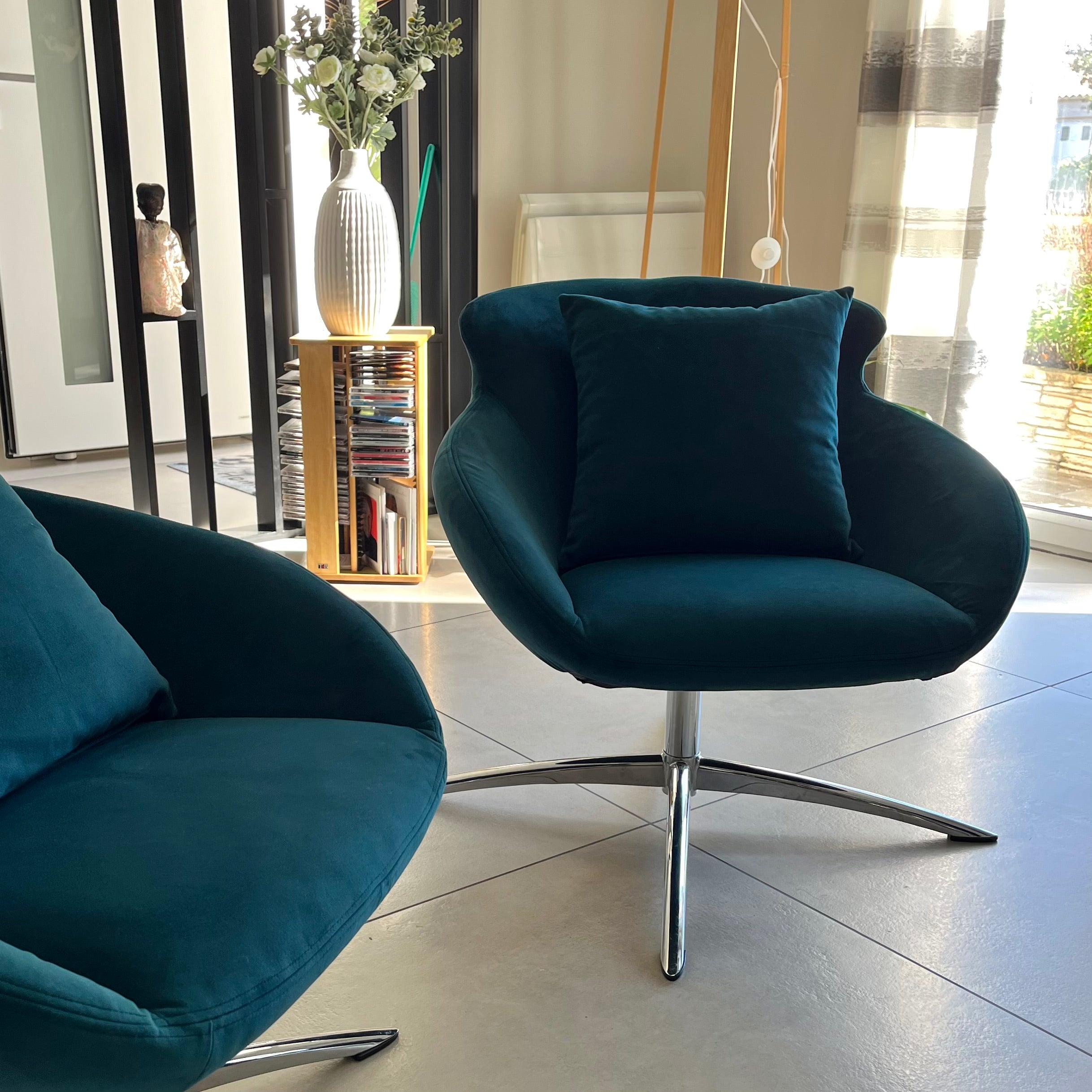 Réfection du tissu de fauteuils contemporains – Rénovation sur-mesure