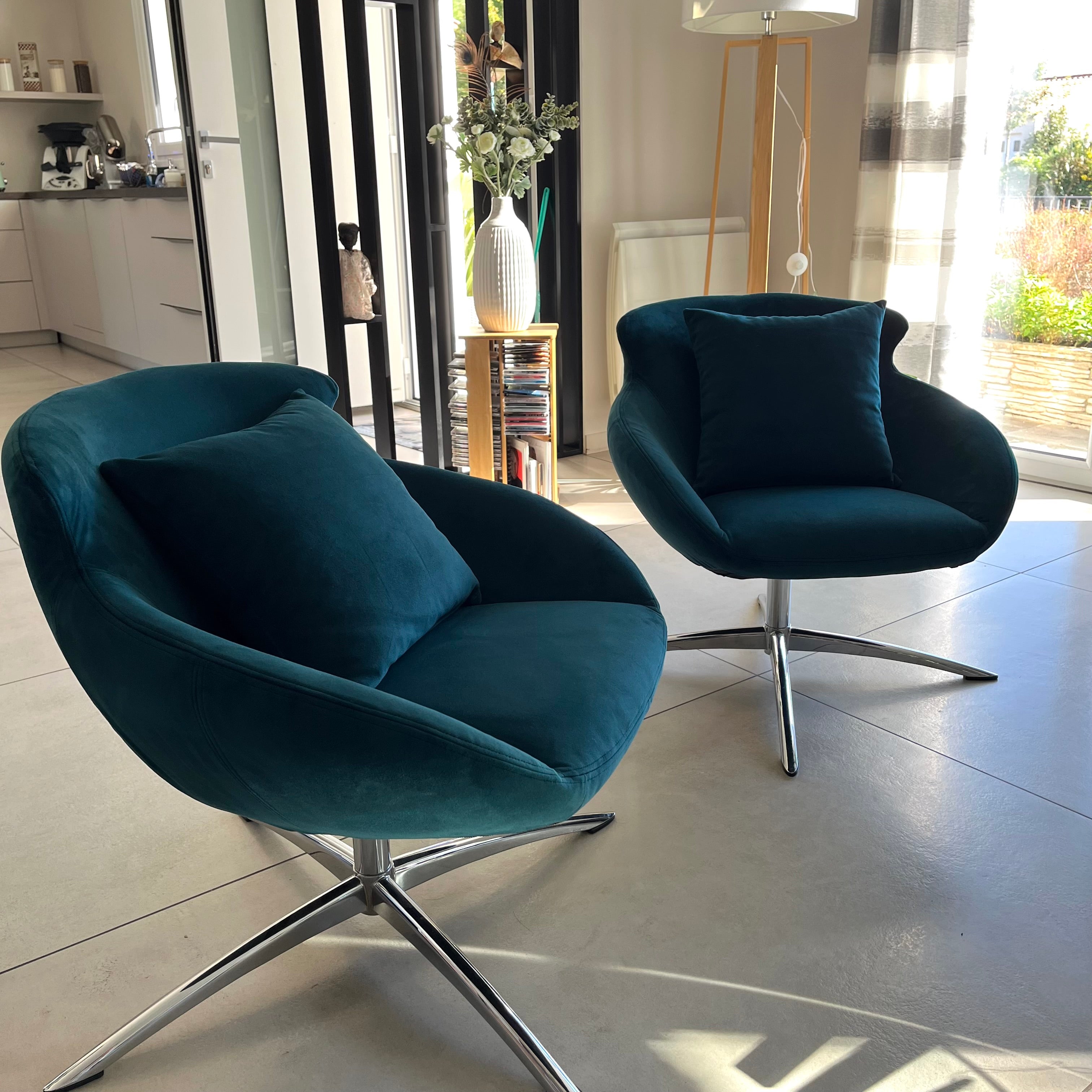Réfection du tissu de fauteuils contemporains – Rénovation sur-mesure