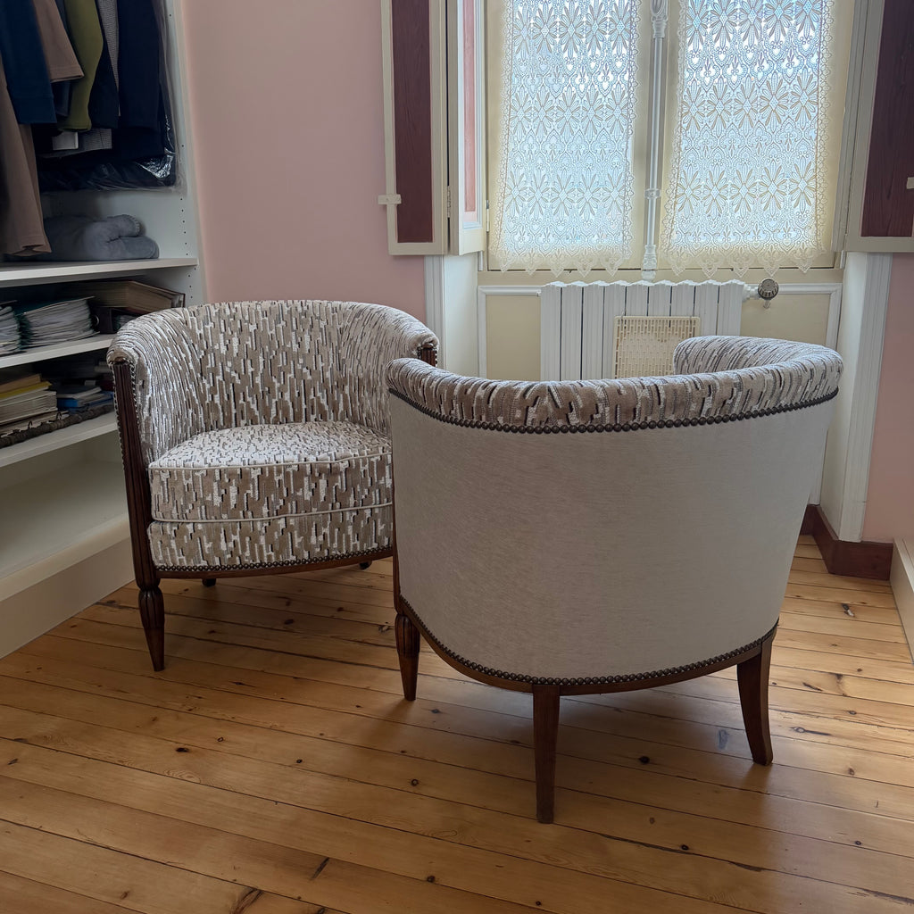 Restauration de fauteuils tonneau sur mesure – Tissu Aldeco et finition cloutée