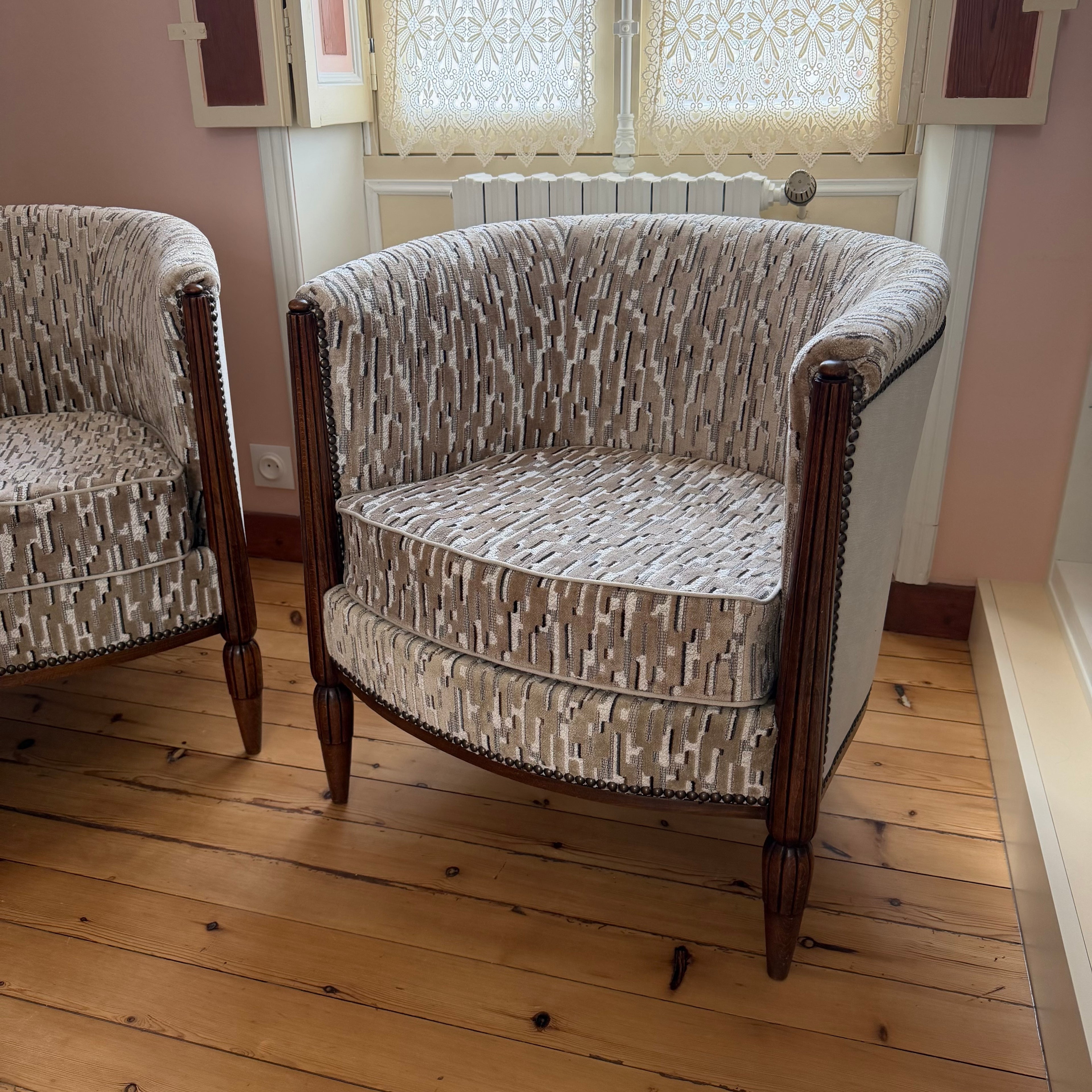Restauration de fauteuils tonneau sur mesure – Tissu Aldeco et finition cloutée