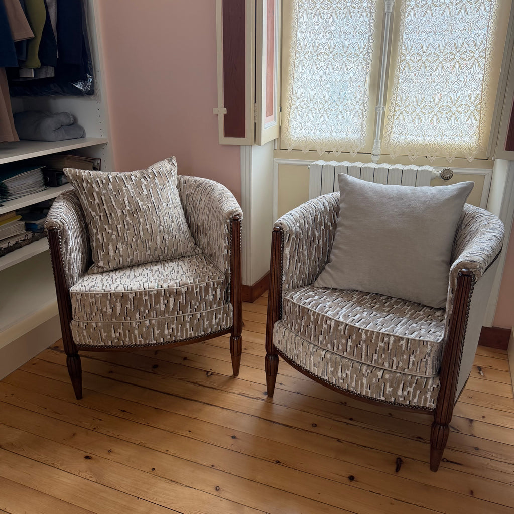 Restauration de fauteuils tonneau sur mesure – Tissu Aldeco et finition cloutée