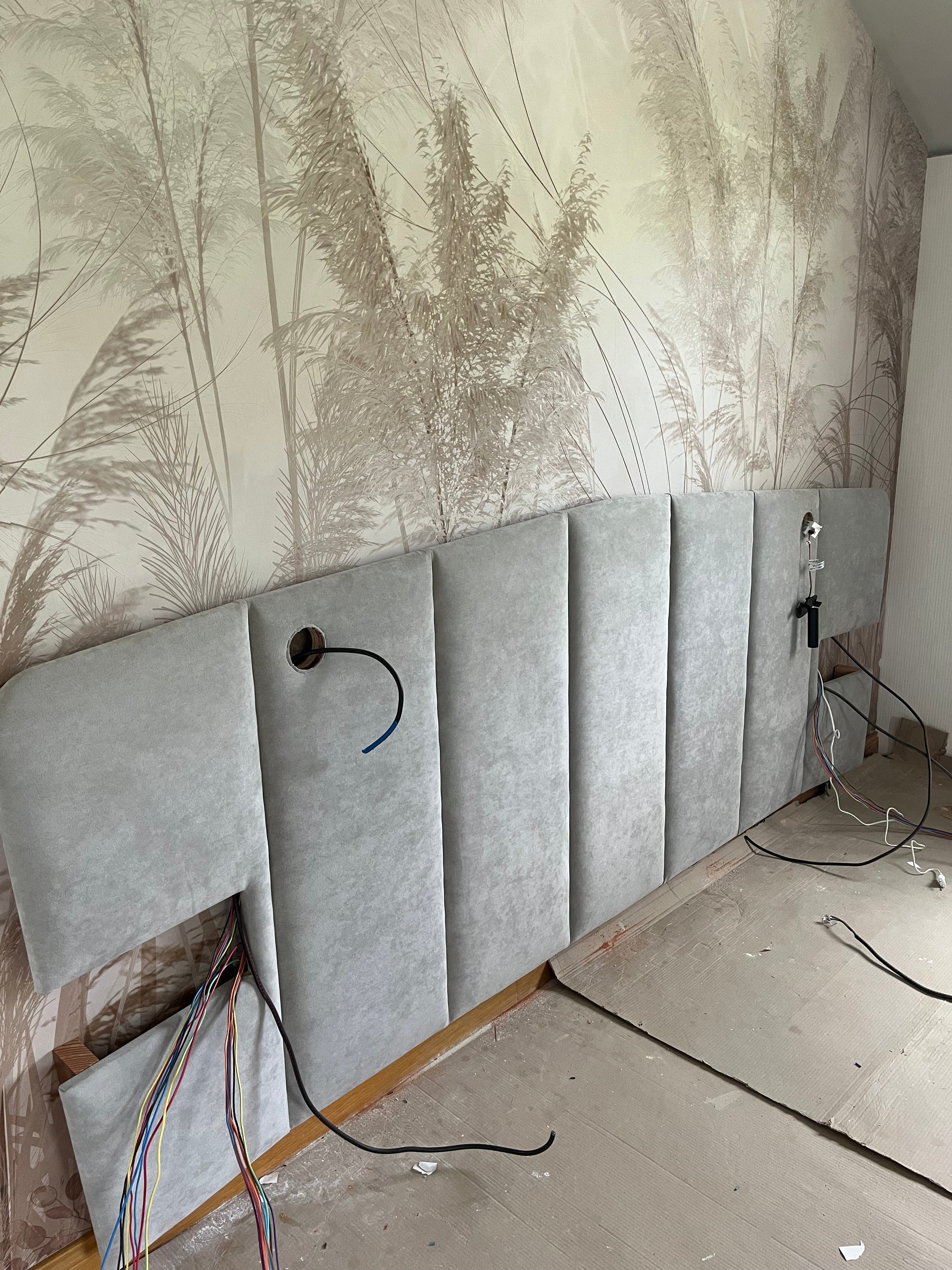 Tête de lit sur mesure en alcantara avec chevets intégrés, bandeau LED et liseuses