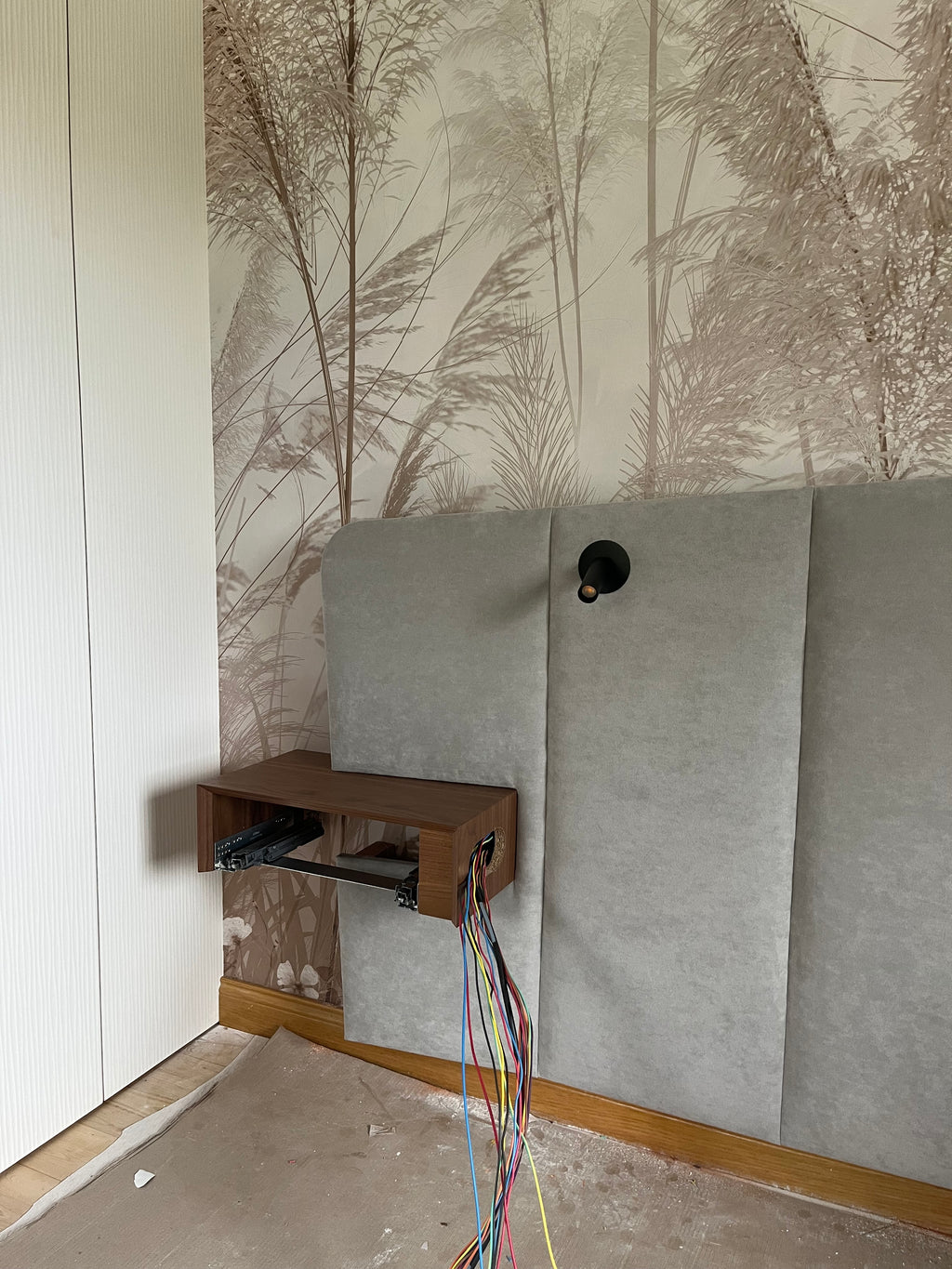 Tête de lit sur mesure en alcantara avec chevets intégrés, bandeau LED et liseuses