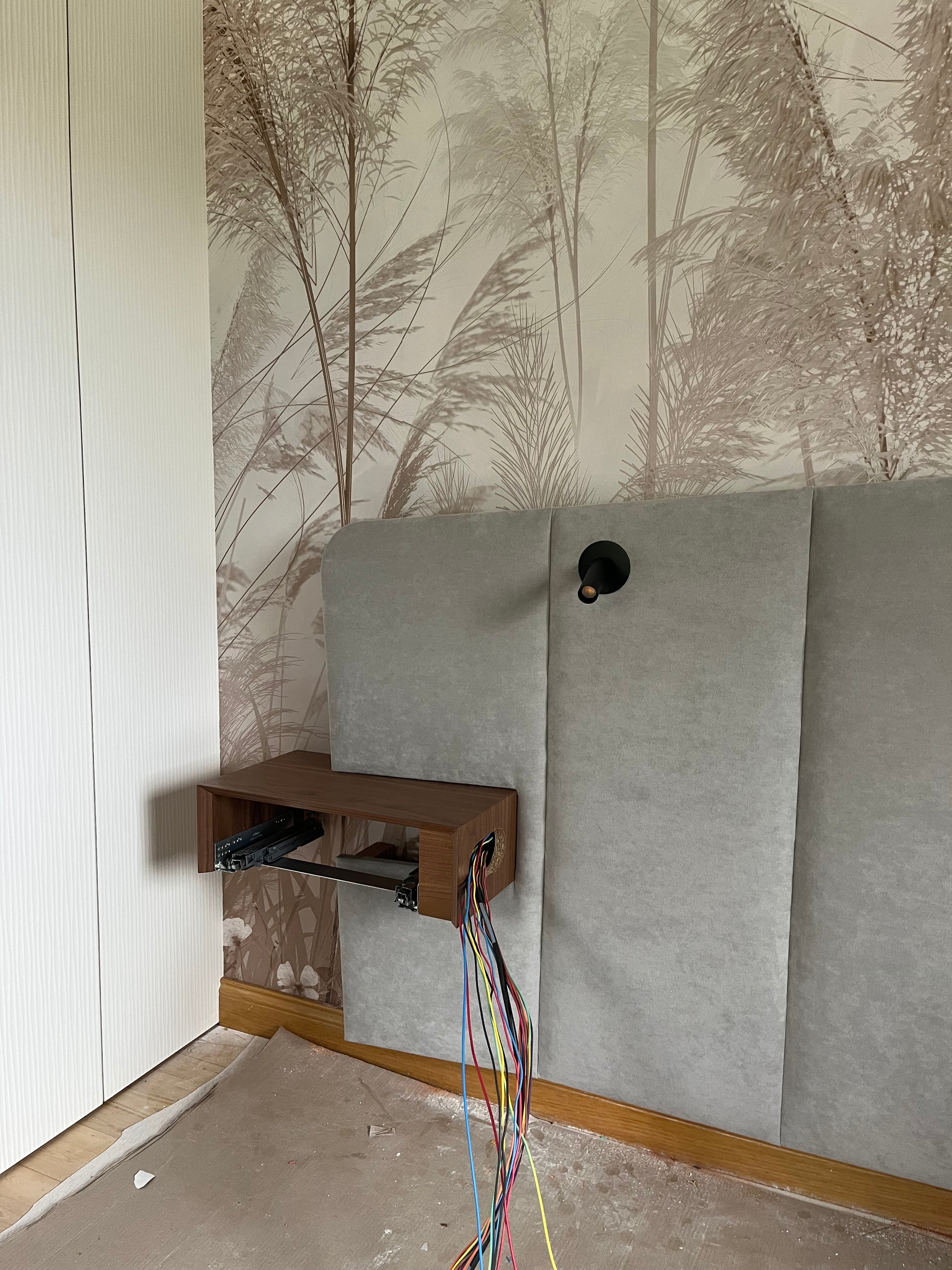 Tête de lit sur mesure en alcantara avec chevets intégrés, bandeau LED et liseuses