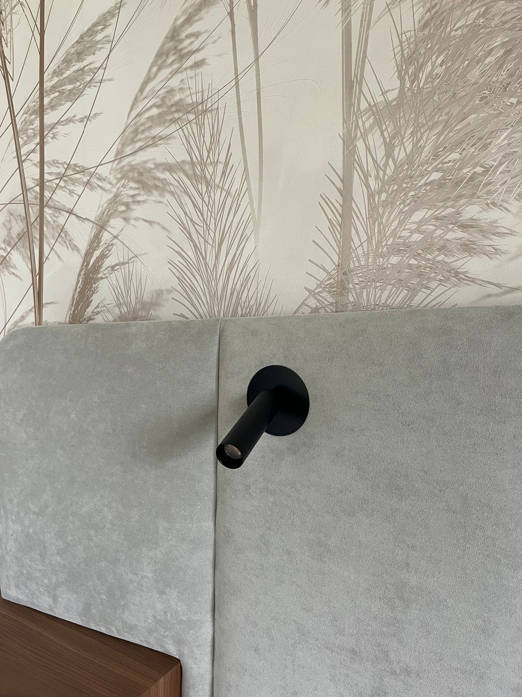 Tête de lit sur mesure en alcantara avec chevets intégrés, bandeau LED et liseuses