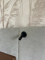 Tête de lit sur mesure en alcantara avec chevets intégrés, bandeau LED et liseuses