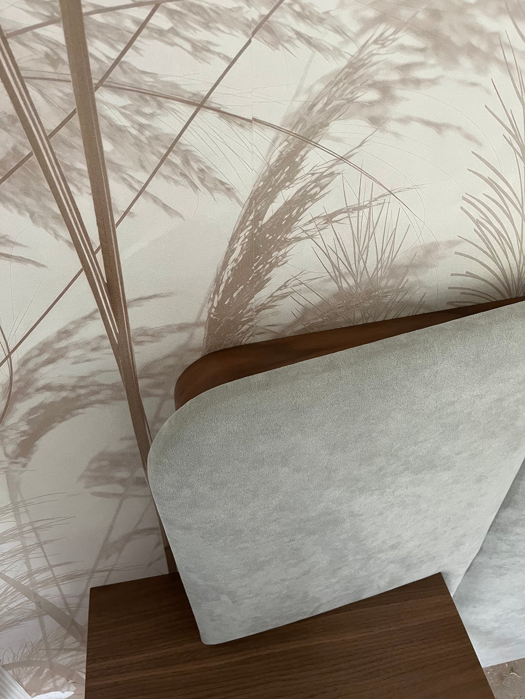 Tête de lit sur mesure en alcantara avec chevets intégrés, bandeau LED et liseuses