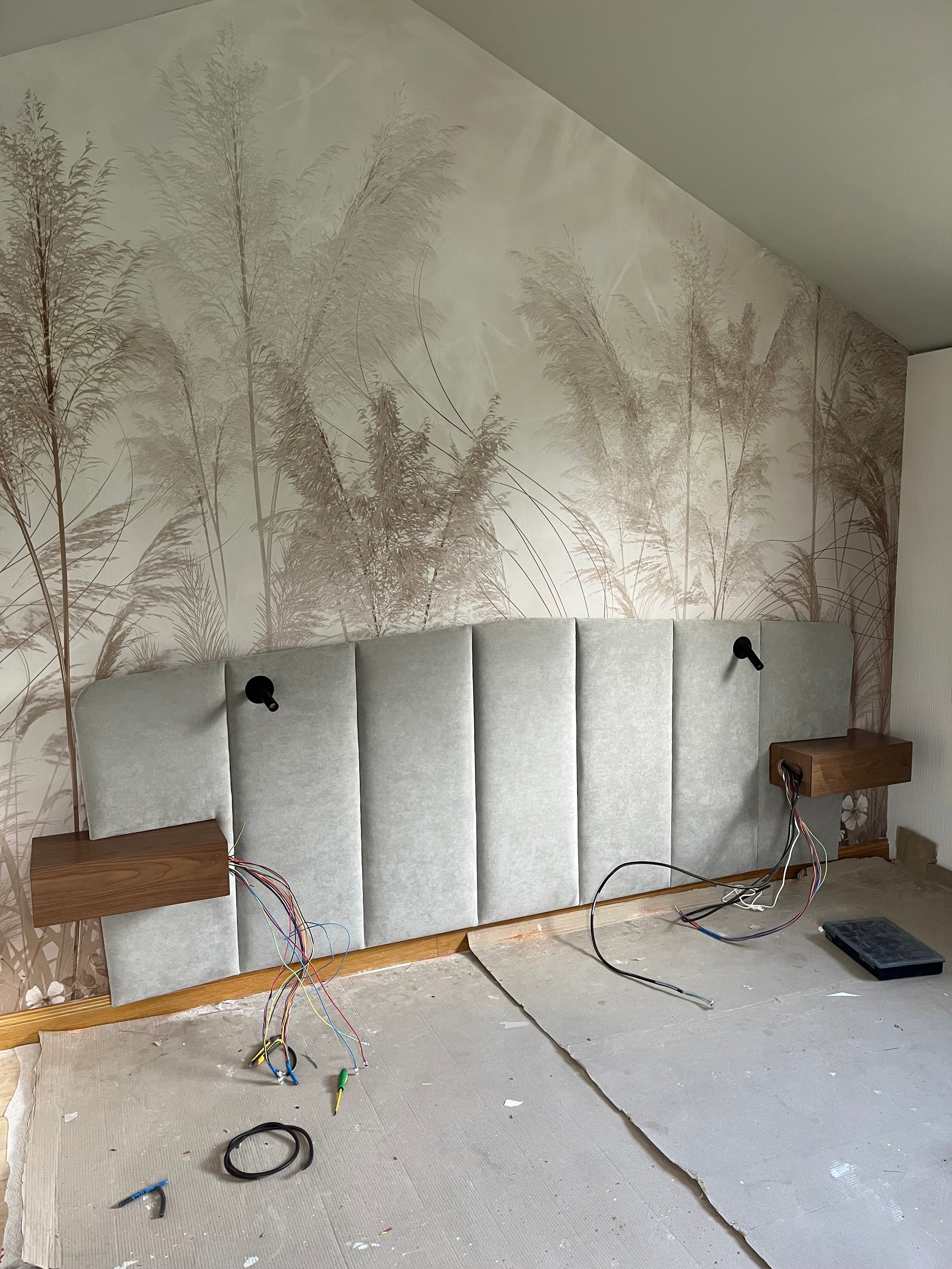 Tête de lit sur mesure en alcantara avec chevets intégrés, bandeau LED et liseuses