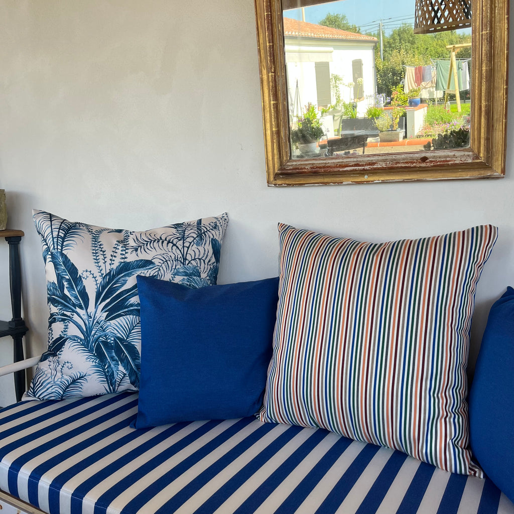 Banquette sur mesure avec coussins décoratifs