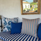 Banquette sur mesure avec coussins décoratifs