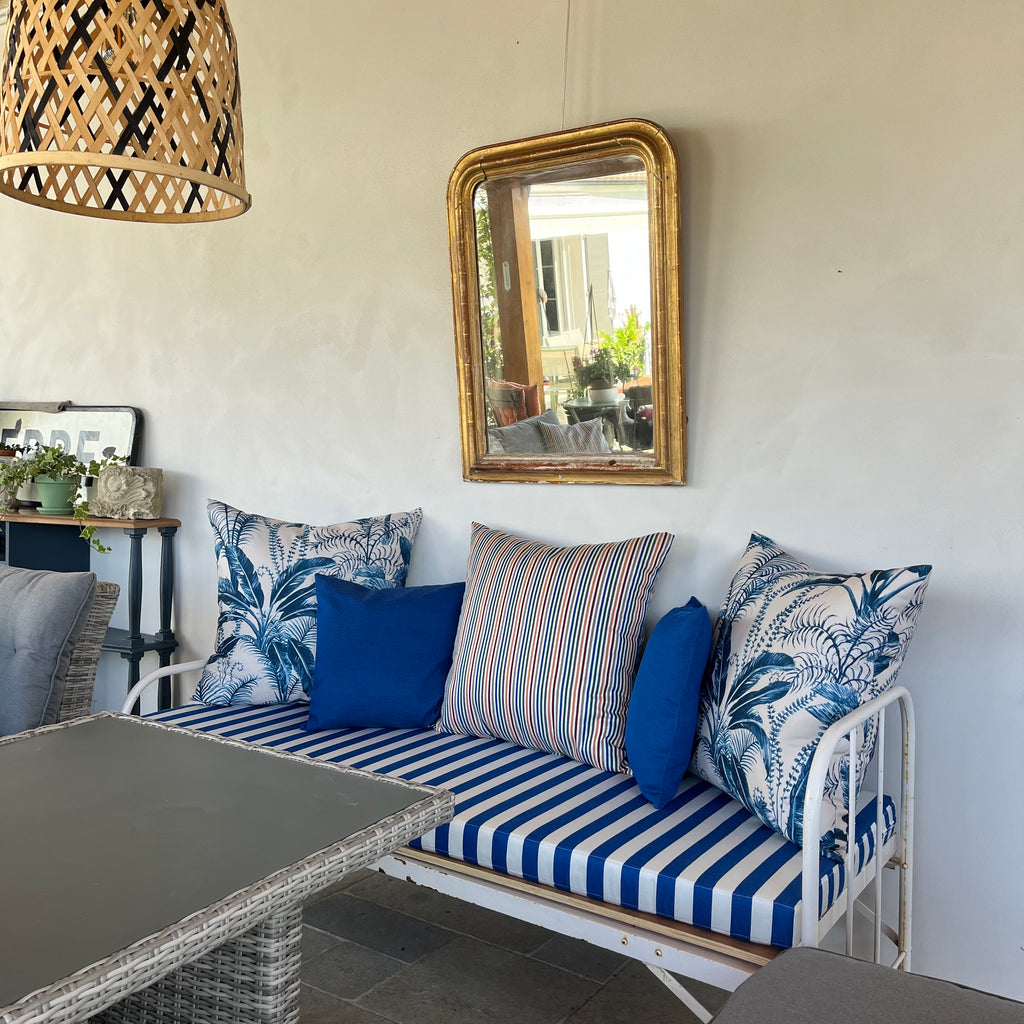 Banquette sur mesure avec coussins décoratifs