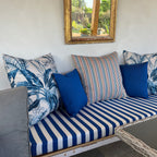 Banquette sur mesure avec coussins décoratifs