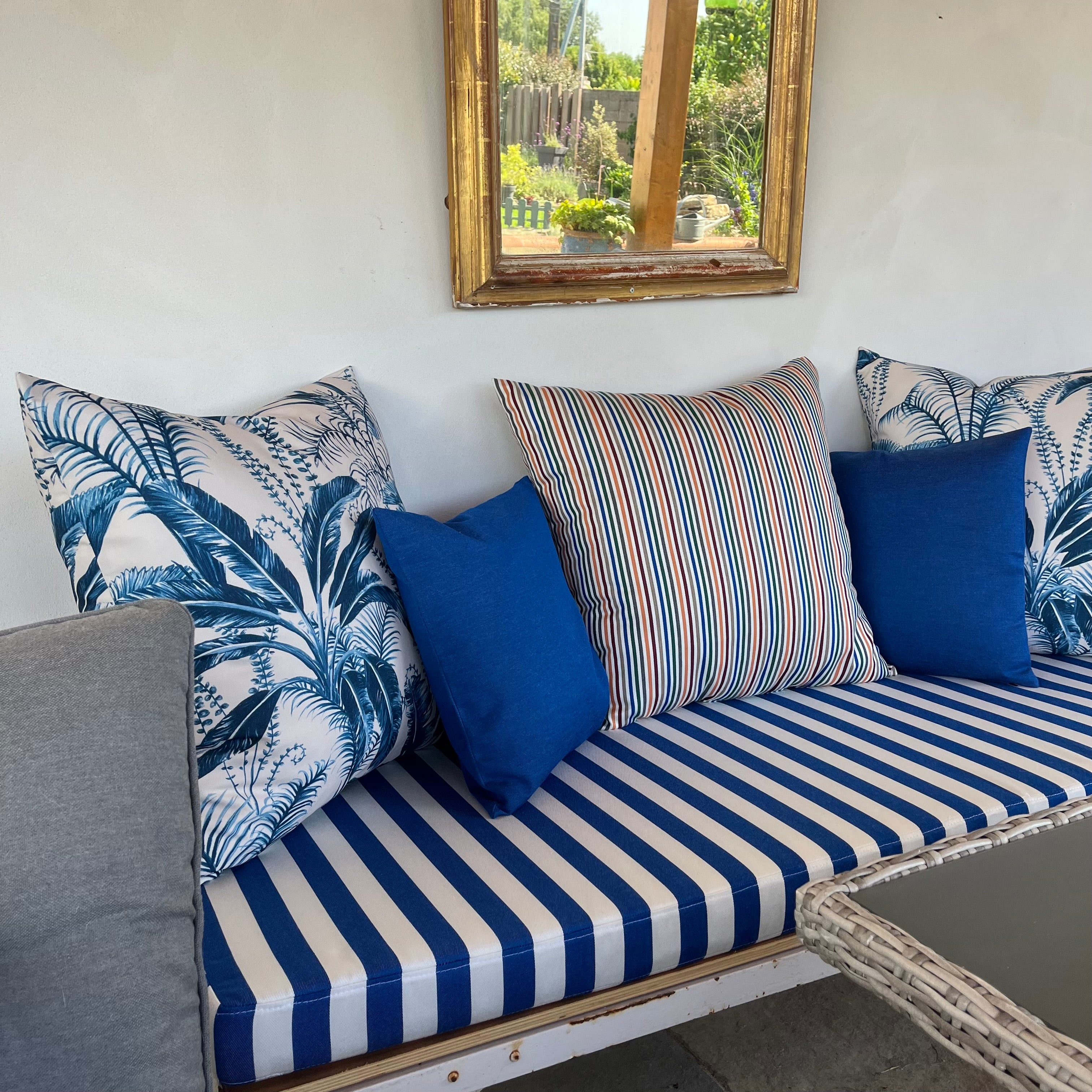 Banquette sur mesure avec coussins décoratifs