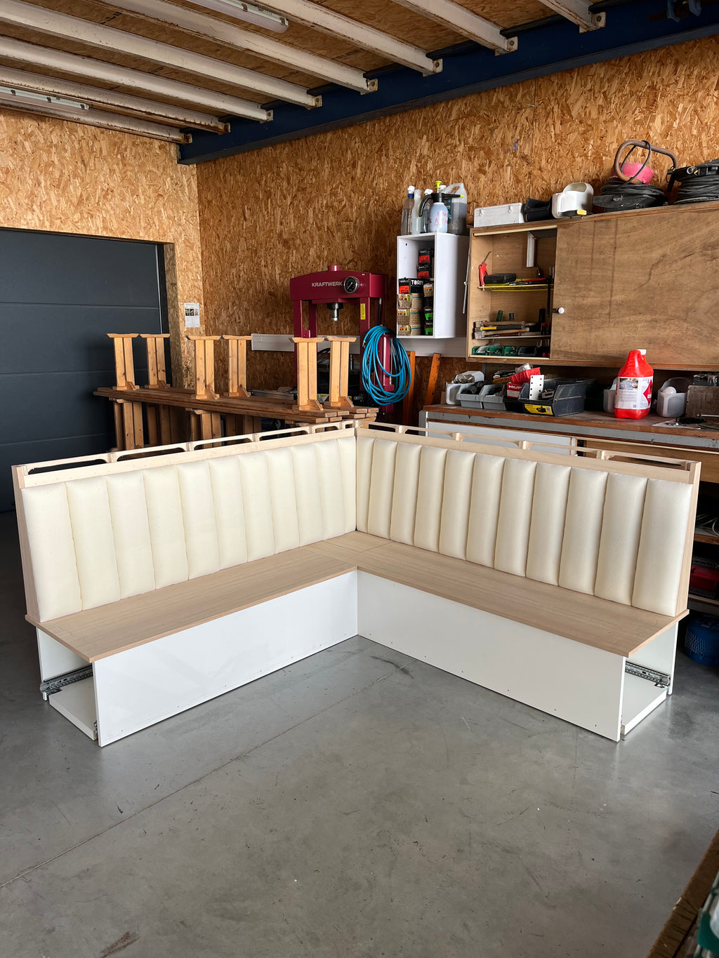 Banquette d’angle sur mesure – Conception, tapisserie et collaboration artisanale