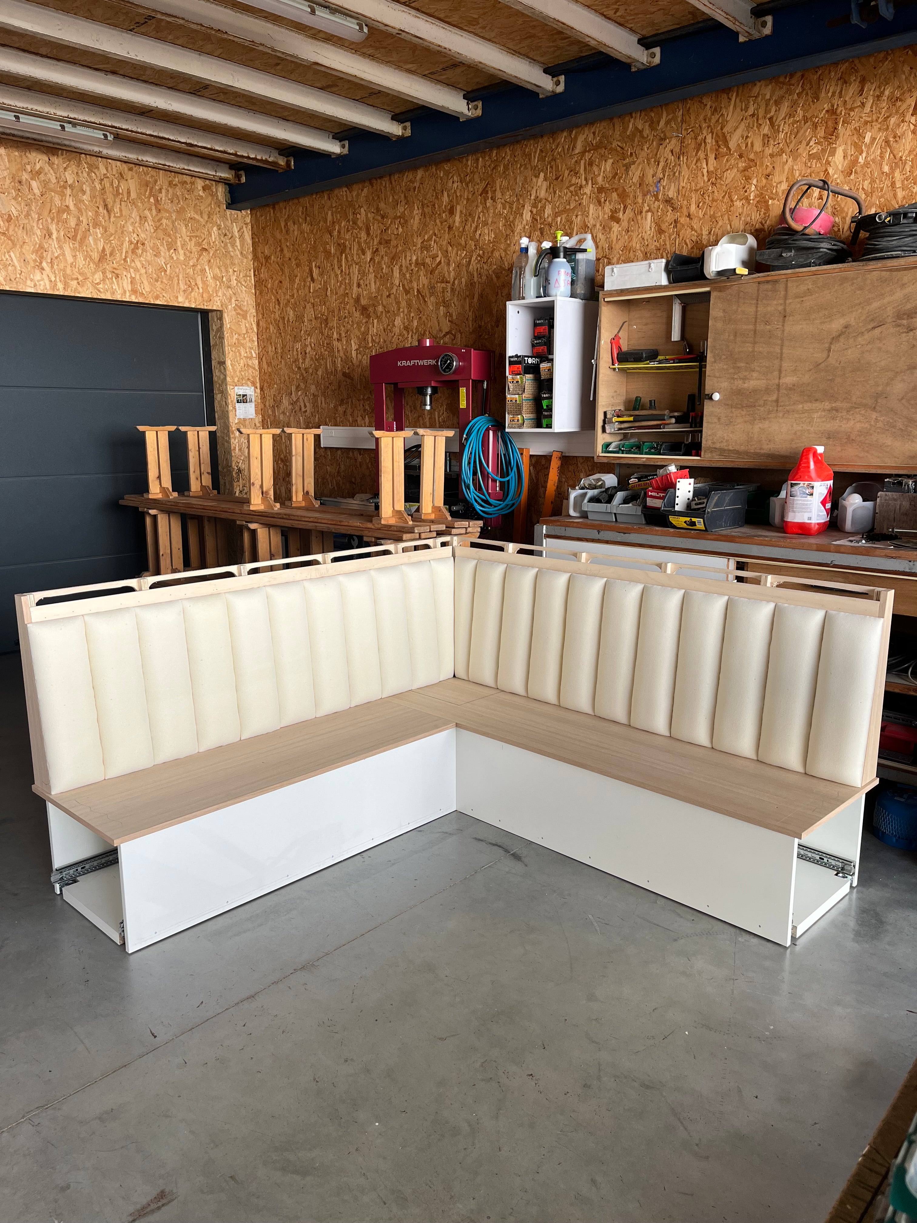 Banquette d’angle sur mesure – Conception, tapisserie et collaboration artisanale