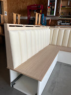 Banquette d’angle sur mesure – Conception, tapisserie et collaboration artisanale